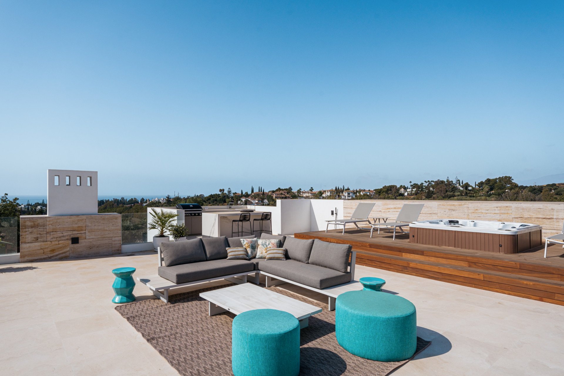 Luxurious Five Bedroom Contemporary Villa in Marbella's Exclusive Golden Mile