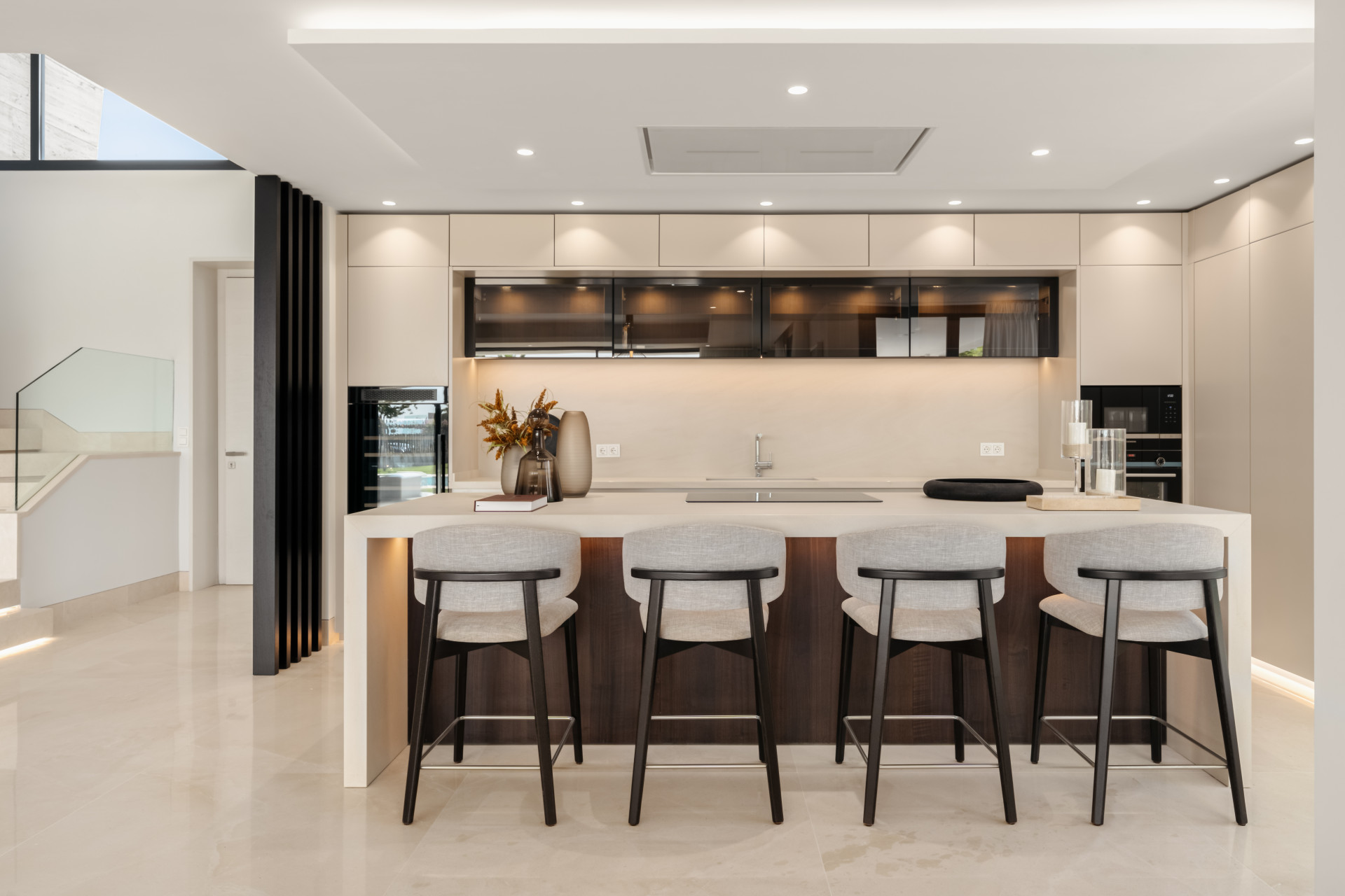 Luxurious Five Bedroom Contemporary Villa in Marbella's Exclusive Golden Mile