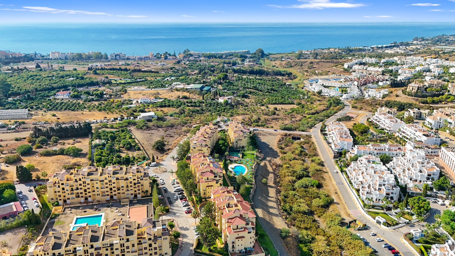 Un maravilloso apartamento de tres dormitorios en la comunidad cerrada Loma Real, Estepona