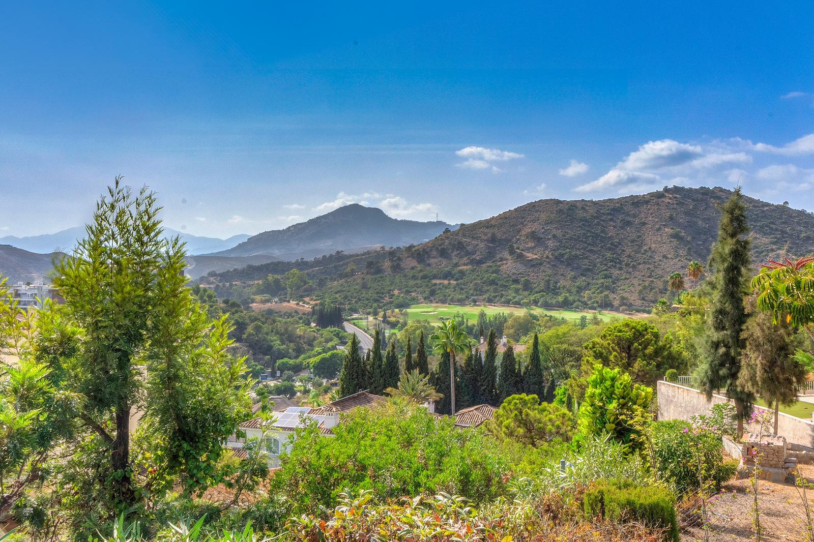 Encantadora villa de estilo andaluz de cinco dormitorios en la comunidad cerrada Puerto de Los Almendros, Benahavis con apartamento de invitados