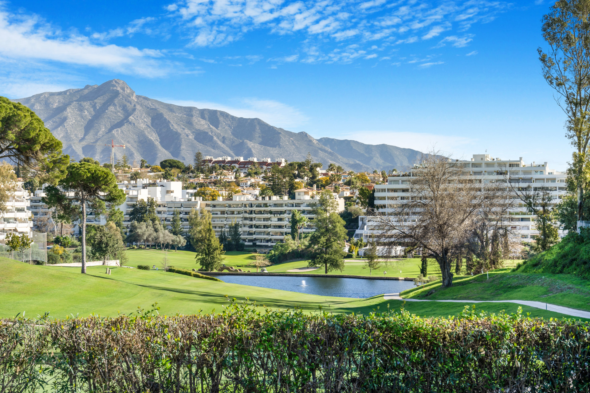 Bright and spacious, two bedroom apartment located in the sought-after community of Campos de Guadalmina, Guadalmina Alta.