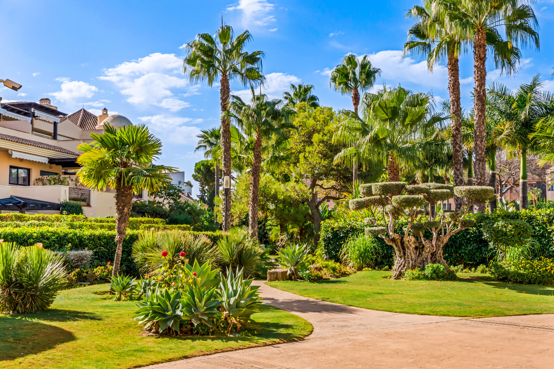 Spacious two bedroom apartment in Las Mimosas - an exclusive gated community located within walking distance of Puerto Banús — photo 10