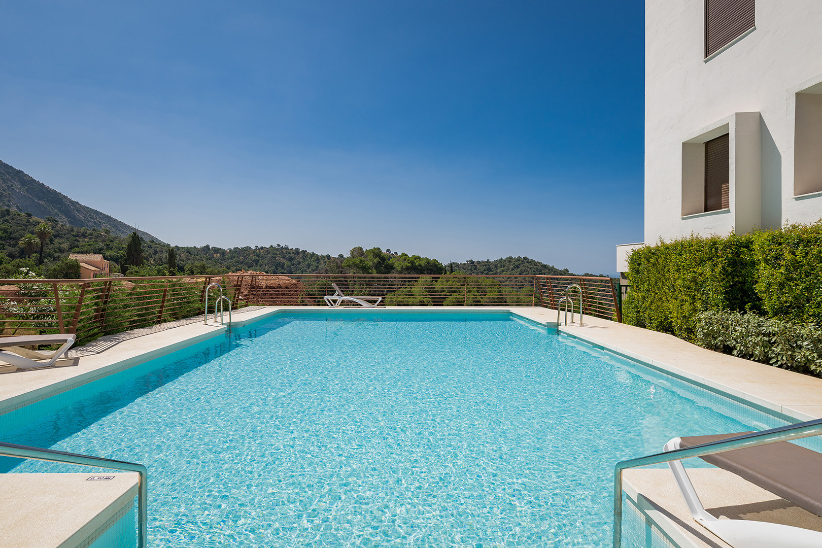 Modern three bedroom duplex penthouse with panoramic views in Istan.