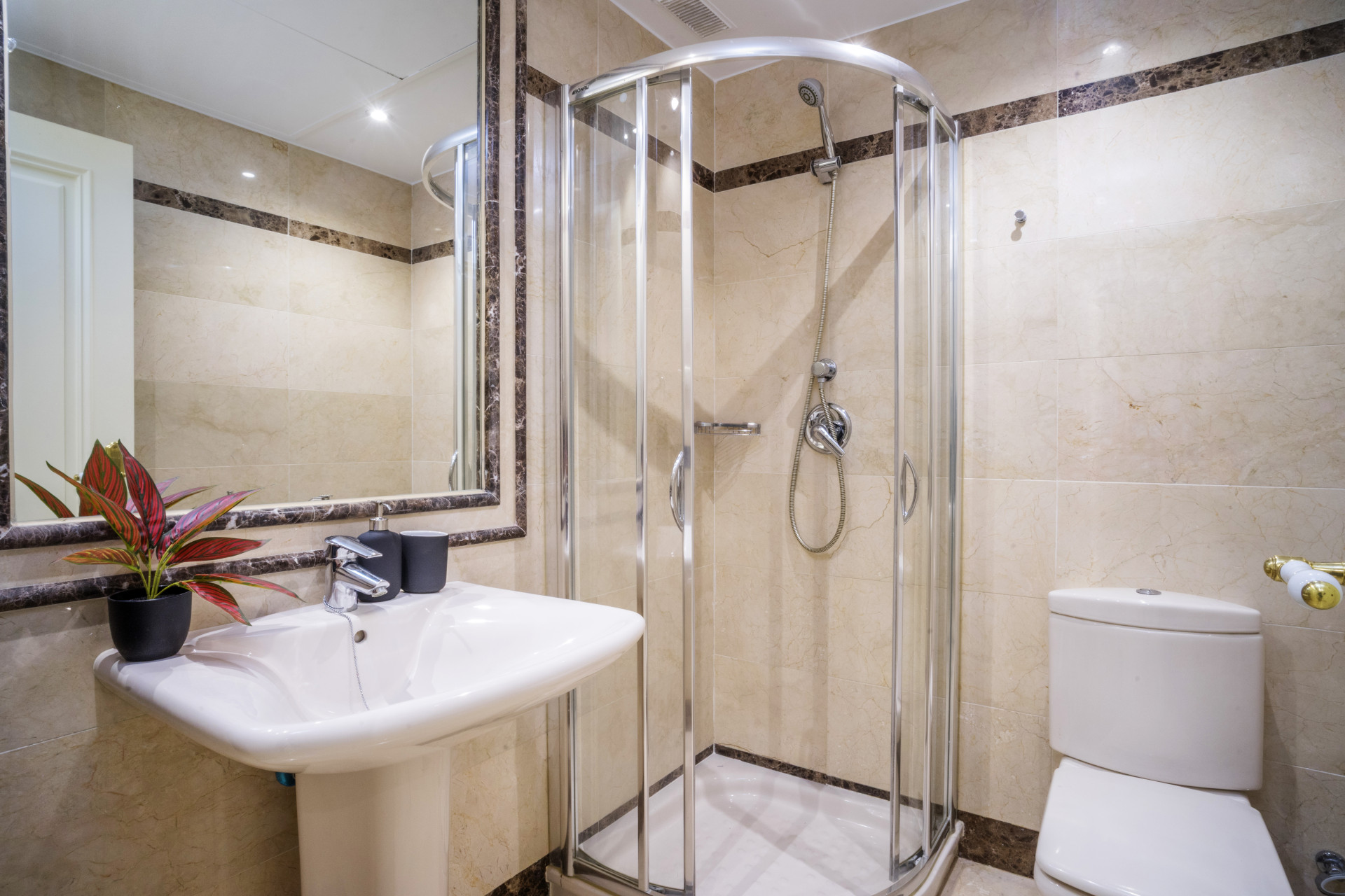 Amplio apartamento de tres dormitorios en planta baja en Sierra Blanca.