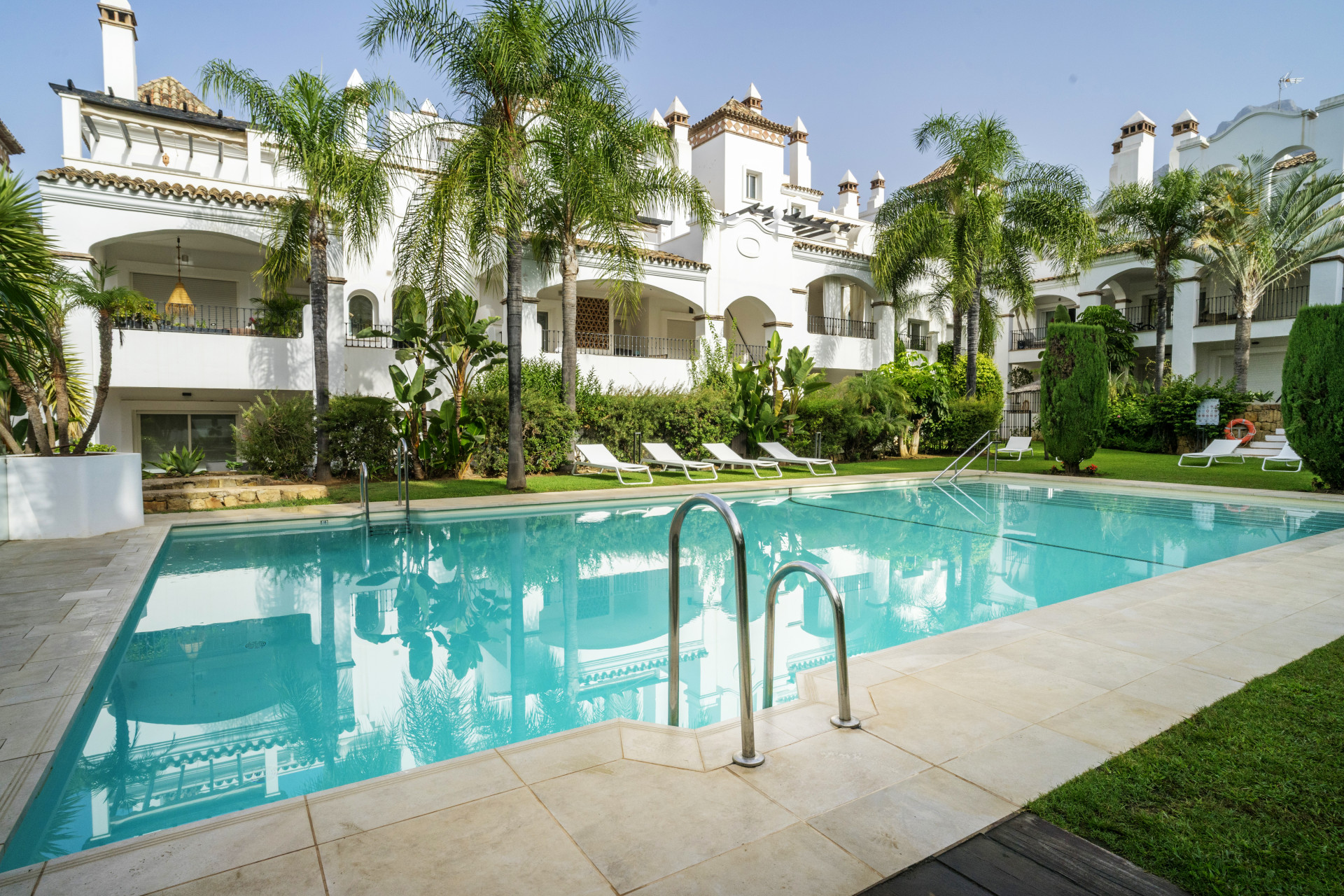 Amplio apartamento de tres dormitorios en planta baja en Sierra Blanca.