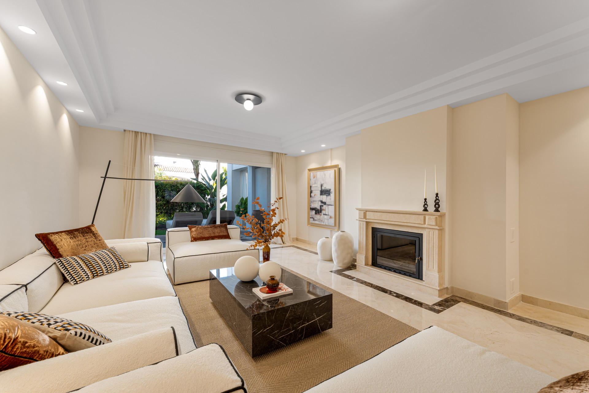 Elegante residencia en planta baja de tres dormitorios en Sierra Blanca con jardín privado.