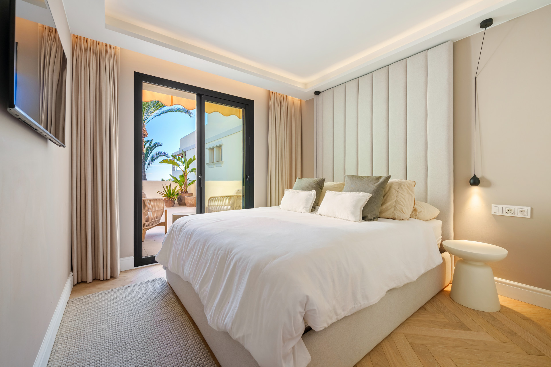 Luxury south-facing, three bedroom duplex penthouse with panoramic views in Palacetes de Los Belvederes, Nueva Andalucía