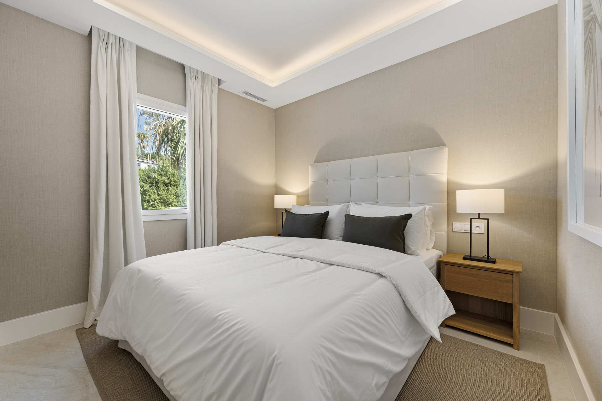 Exquisitely reformed four bedroom southeast-facing townhouse with sea and mountain views in El Mirador de La Quinta