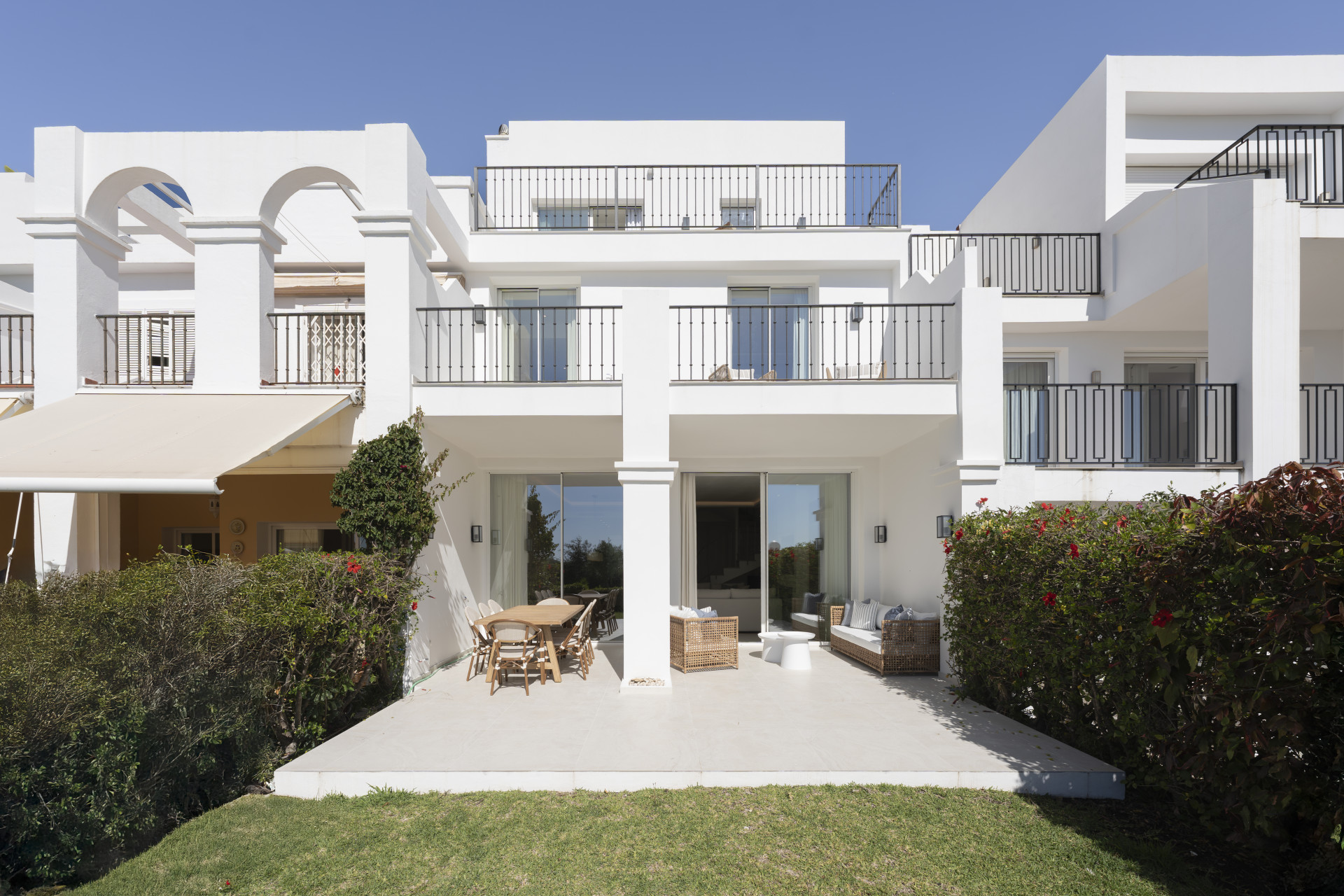 Exquisitely reformed four bedroom southeast-facing townhouse with sea and mountain views in El Mirador de La Quinta