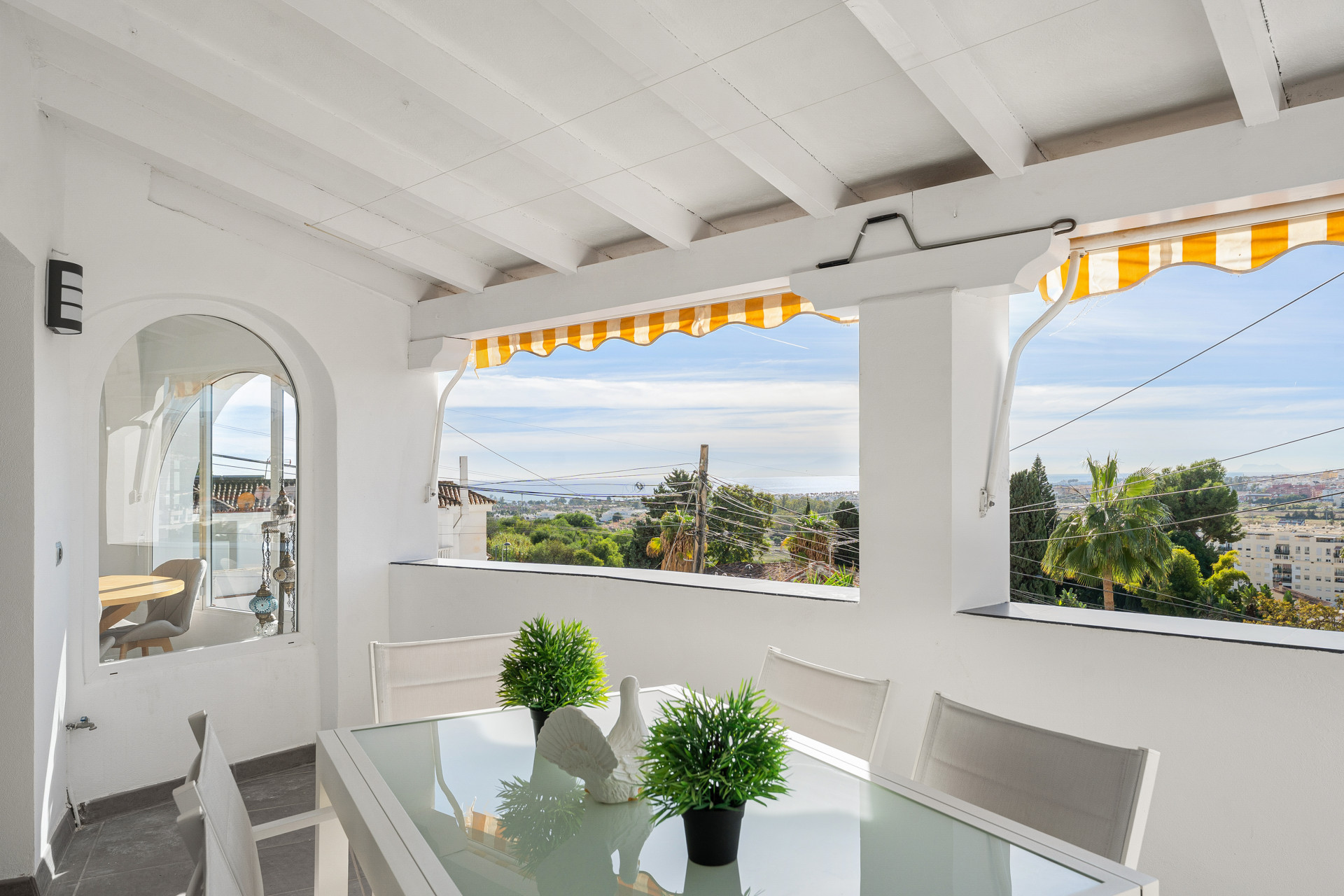 Stylish three bedroom semi-detached villa with panoramic views in the heart of Nueva Andalucía