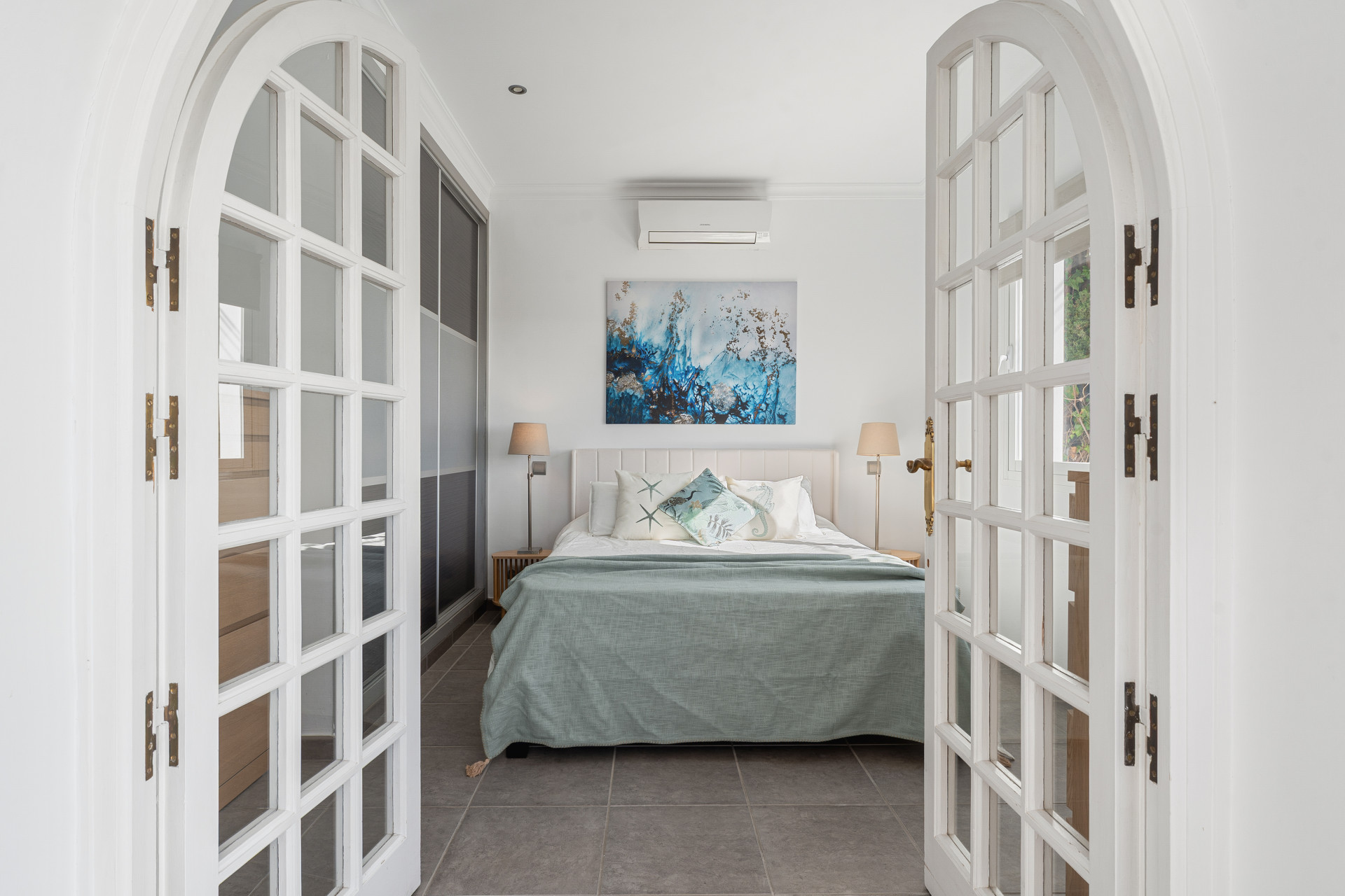 Stylish three bedroom semi-detached villa with panoramic views in the heart of Nueva Andalucía