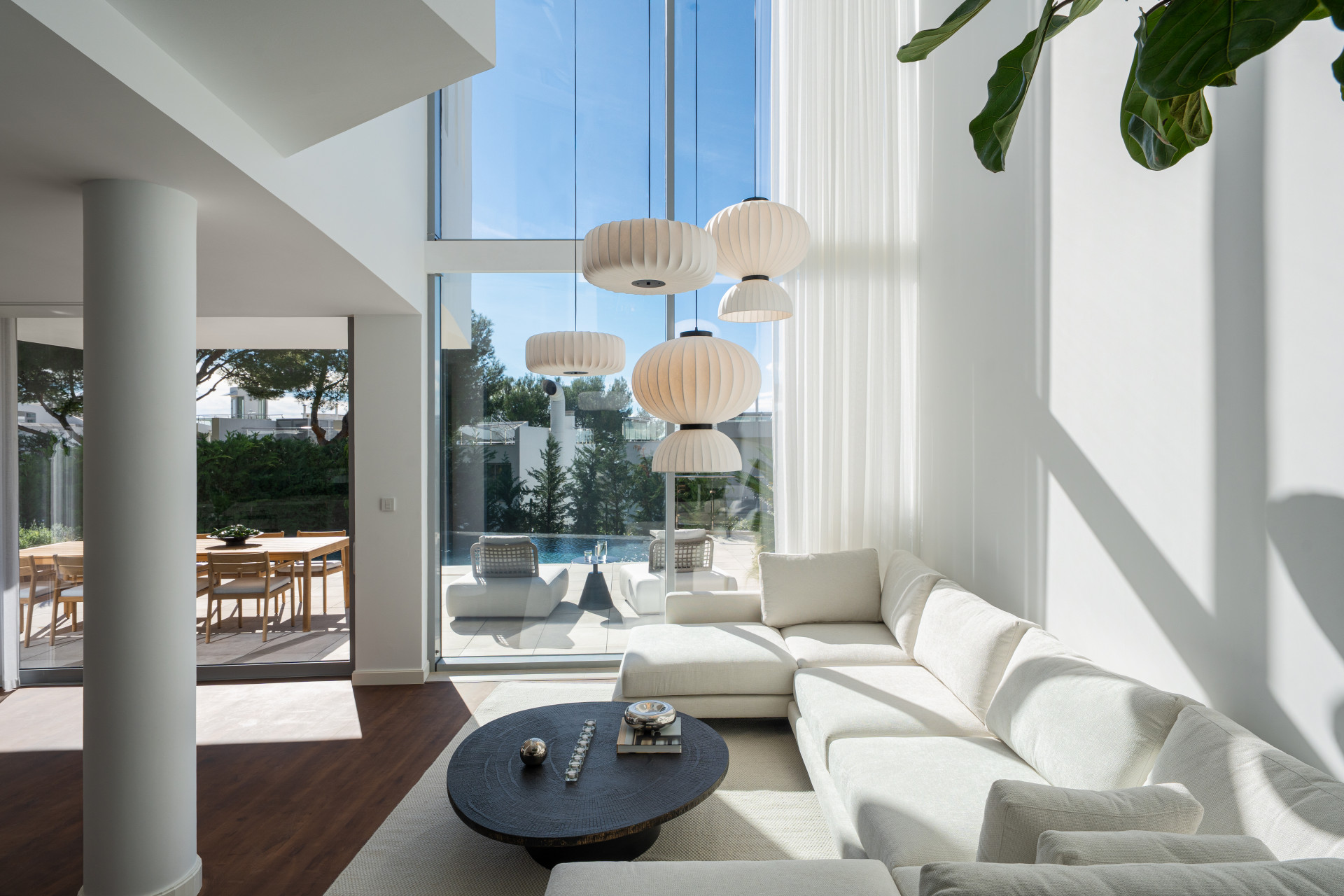 Elegante vivienda contemporánea de cuatro dormitorios orientada al suroeste en Meisho Hills, Milla de Oro de Marbella.