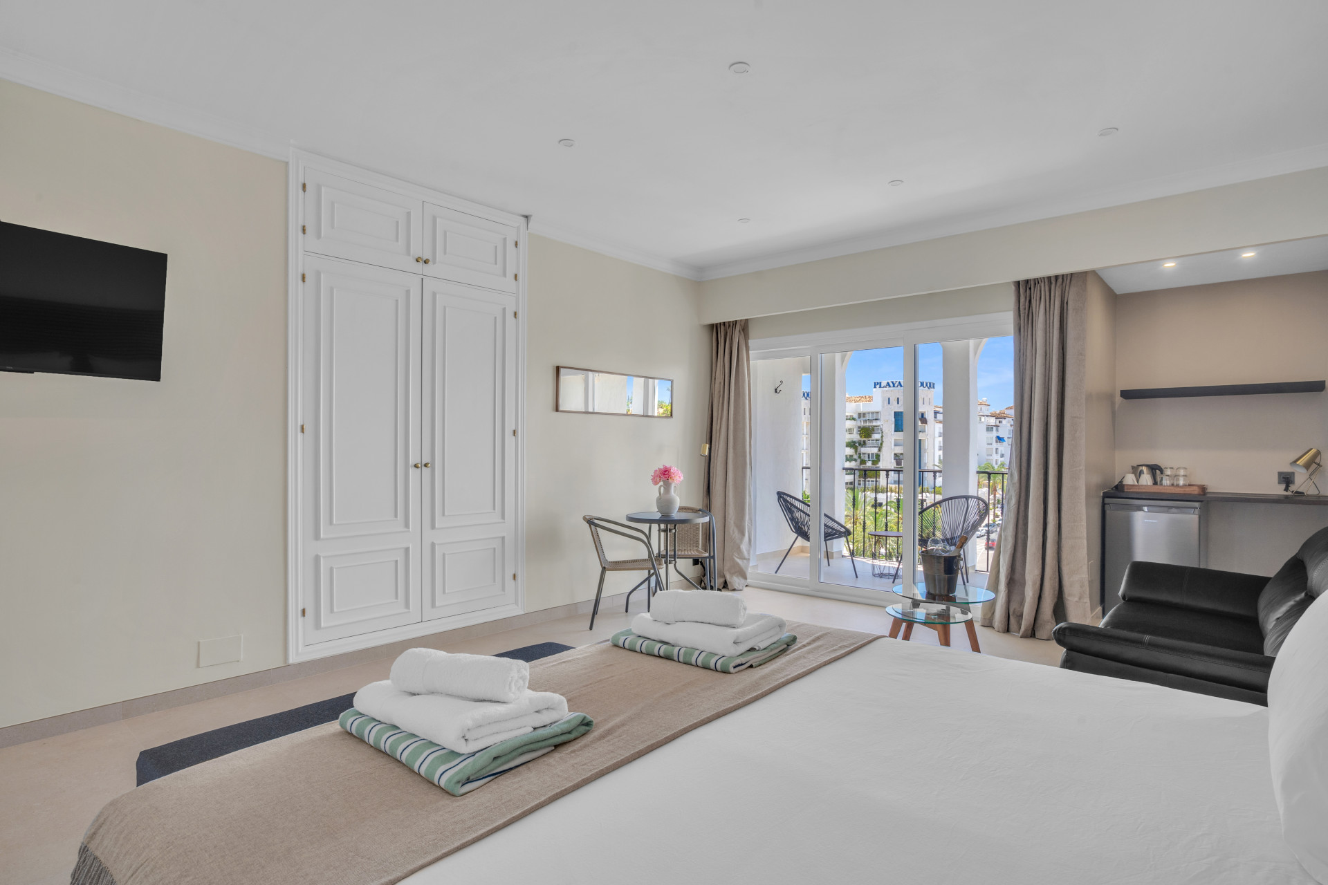 Disfrute de una Habitación Doble Superior recién reformada en el corazón de Puerto Banús