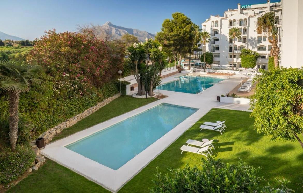 Disfrute de una Habitación Doble Superior recién reformada en el corazón de Puerto Banús