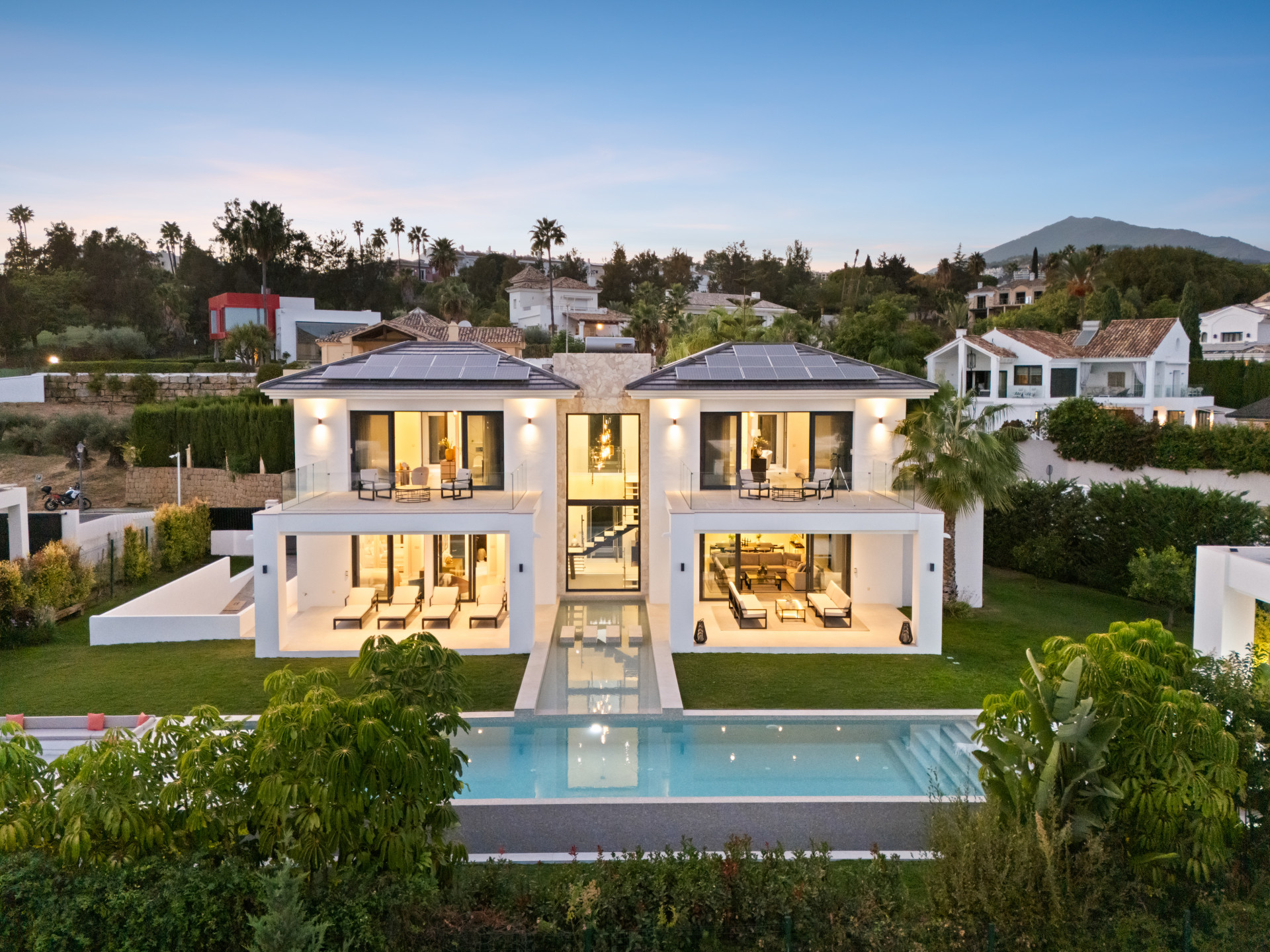 Modern six bedroom southeast-facing luxury villa in La Quinta, Benahavis.