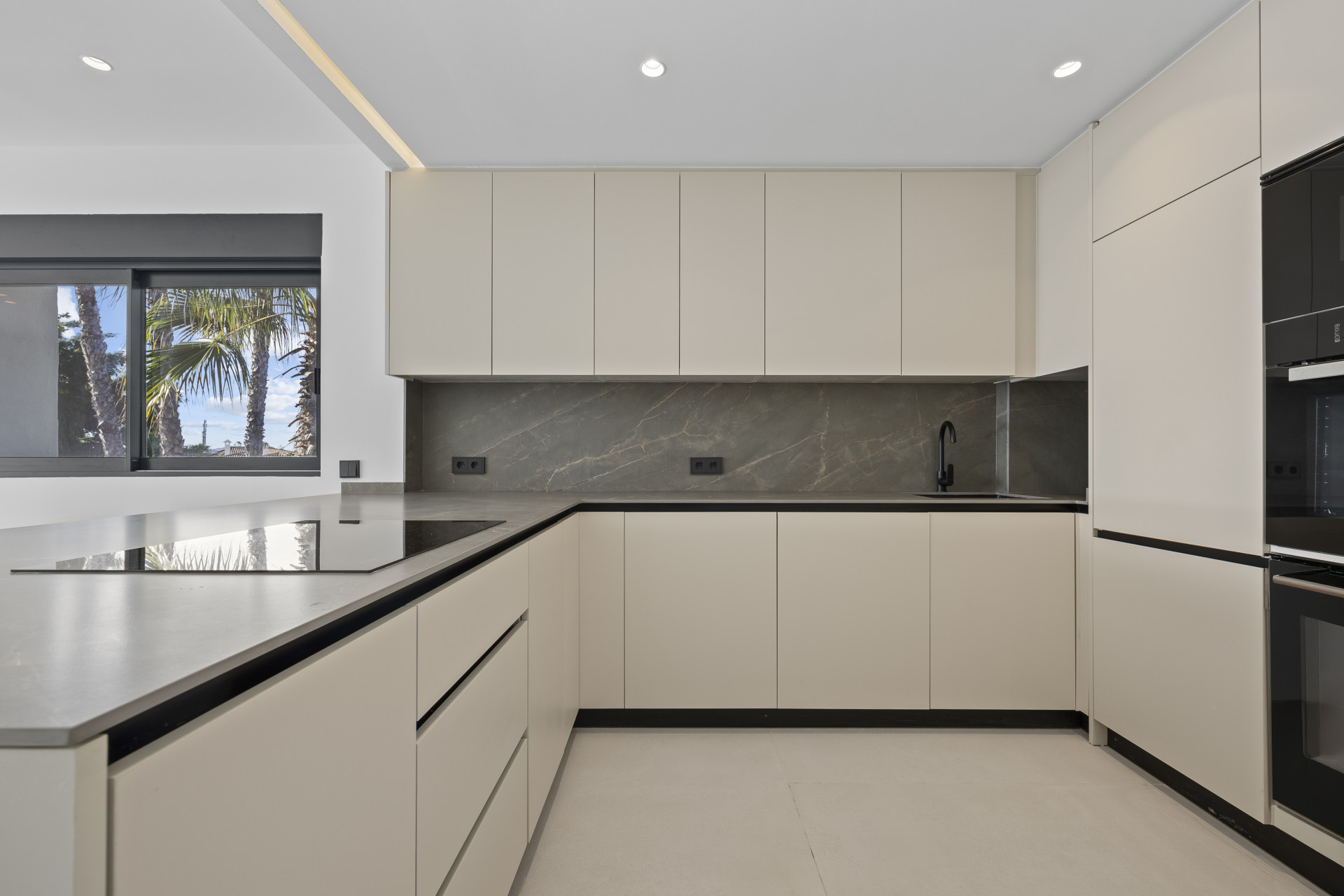 Elegante ático de tres dormitorios con vistas panorámicas en la Nueva Milla de Oro, Estepona.