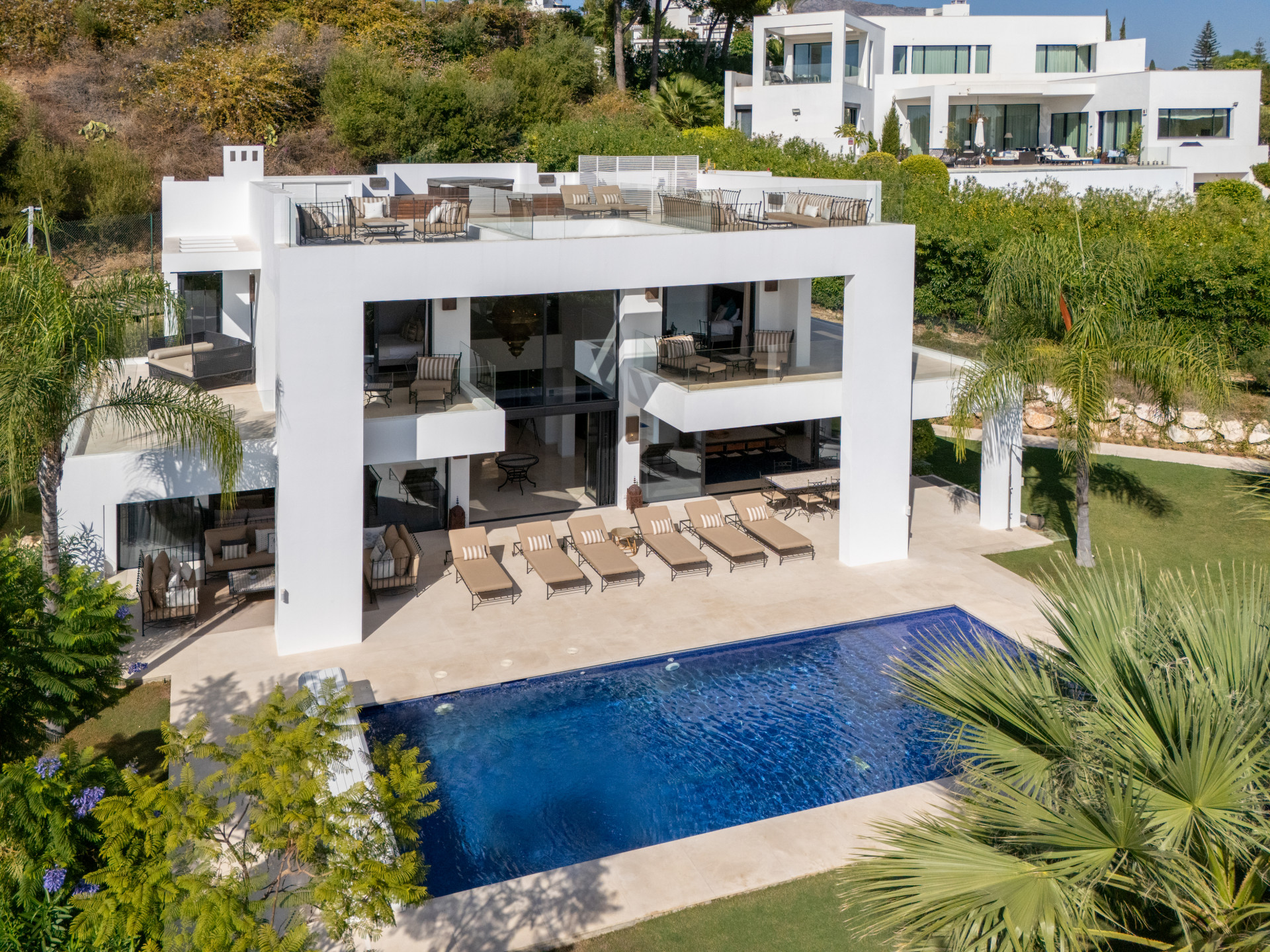 Villa contemporánea de seis dormitorios con orientación suroeste en Nueva Andalucía, Marbella