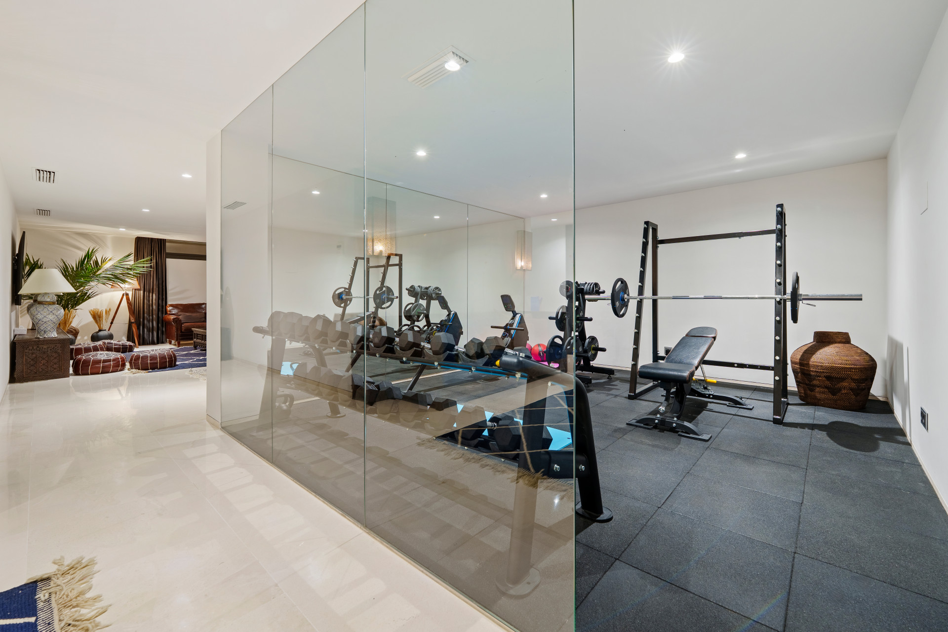 Villa contemporánea de seis dormitorios con orientación suroeste en Nueva Andalucía, Marbella