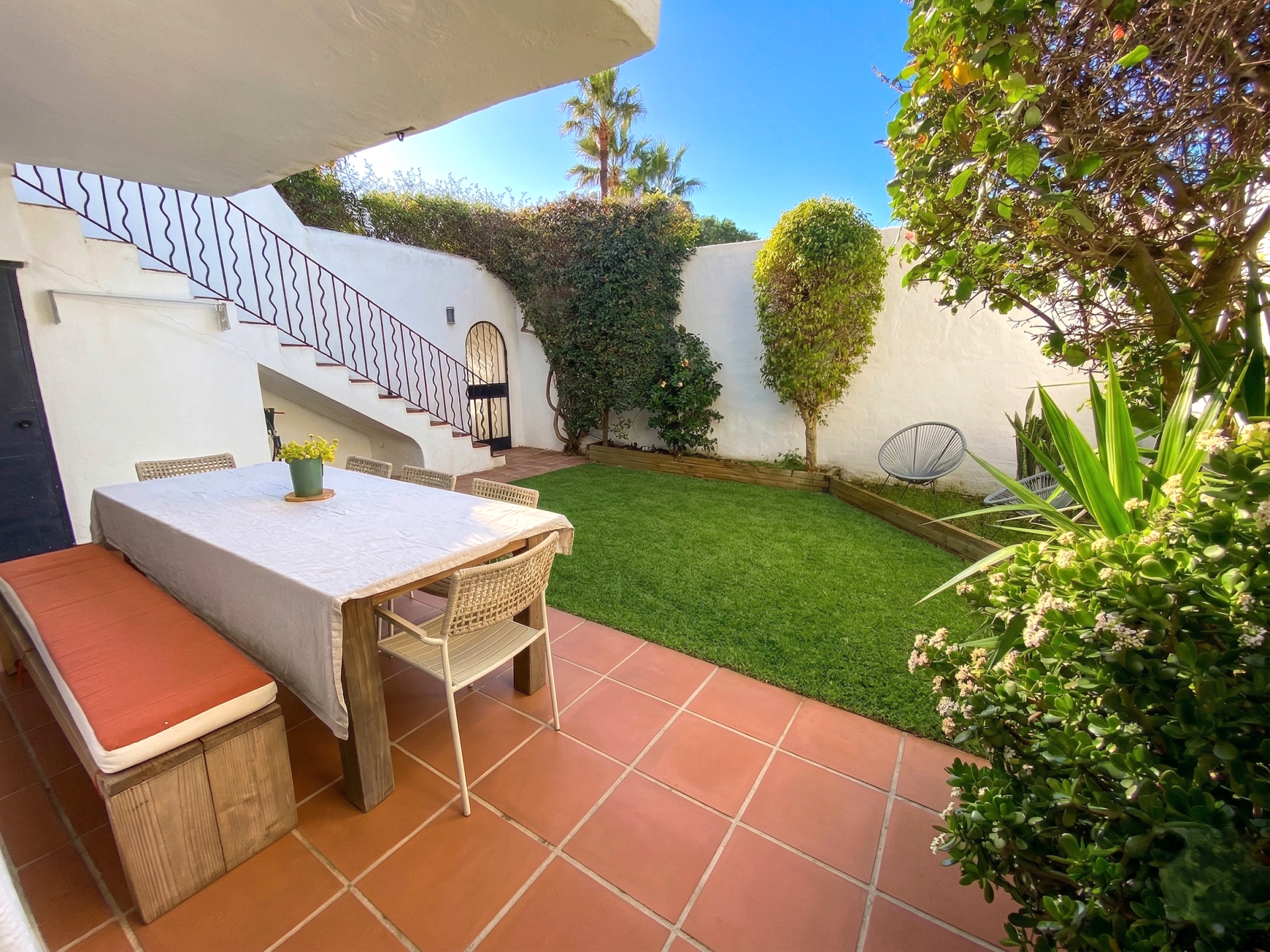 Beautiful, south east facing, three bedroom townhouse located in the in the sought-after area of Cabopino, Marbella