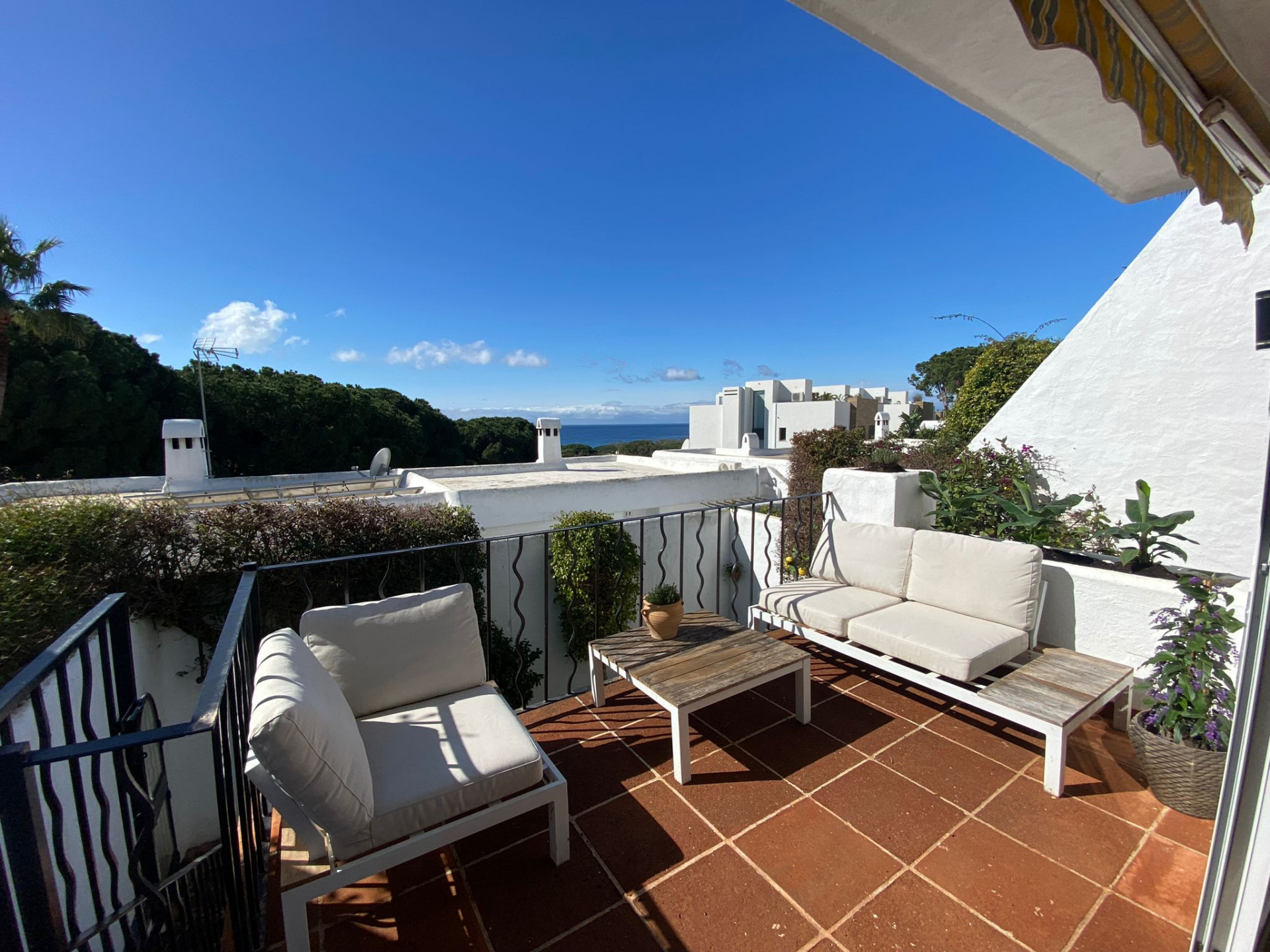 Beautiful, south east facing, three bedroom townhouse located in the in the sought-after area of Cabopino, Marbella