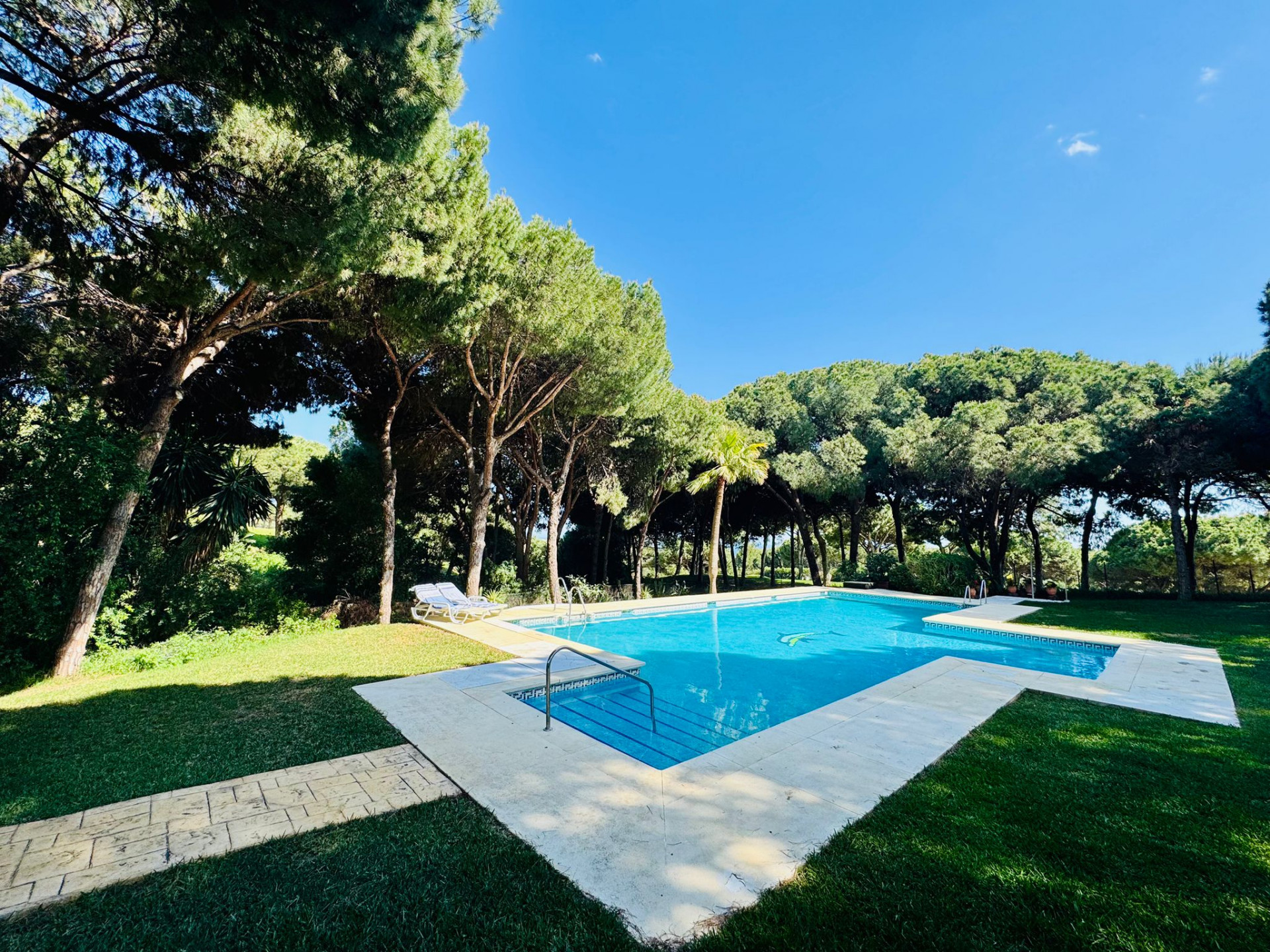 Beautiful, south east facing, three bedroom townhouse located in the in the sought-after area of Cabopino, Marbella