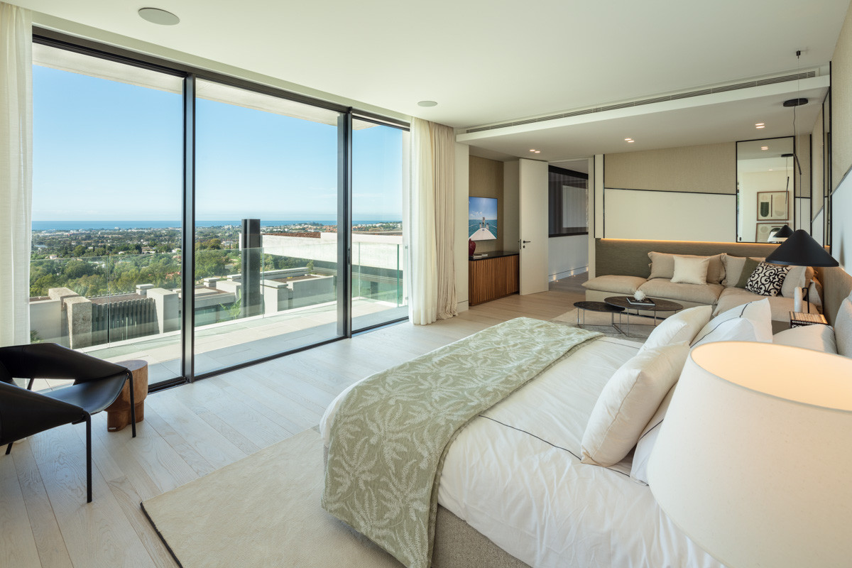 Exclusive south-facing, seven bedroom, villa with panoramic mediterranean views in La Quinta.