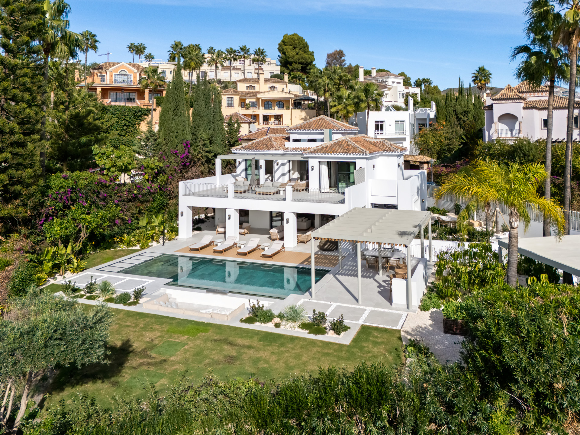 Contemporary south-facing five bedrooms villa with panoramic sea views in La Quinta, Benahavis.