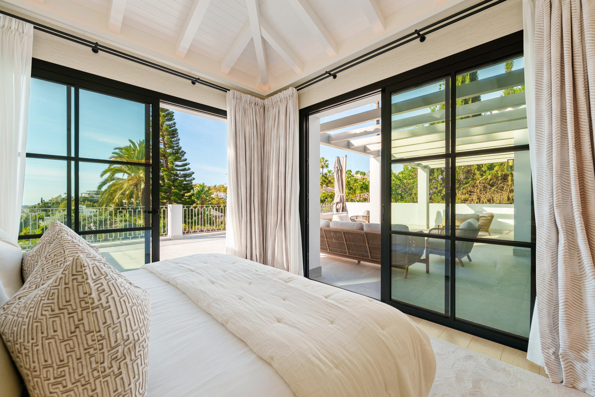 Contemporary south-facing five bedrooms villa with panoramic sea views in La Quinta, Benahavis.