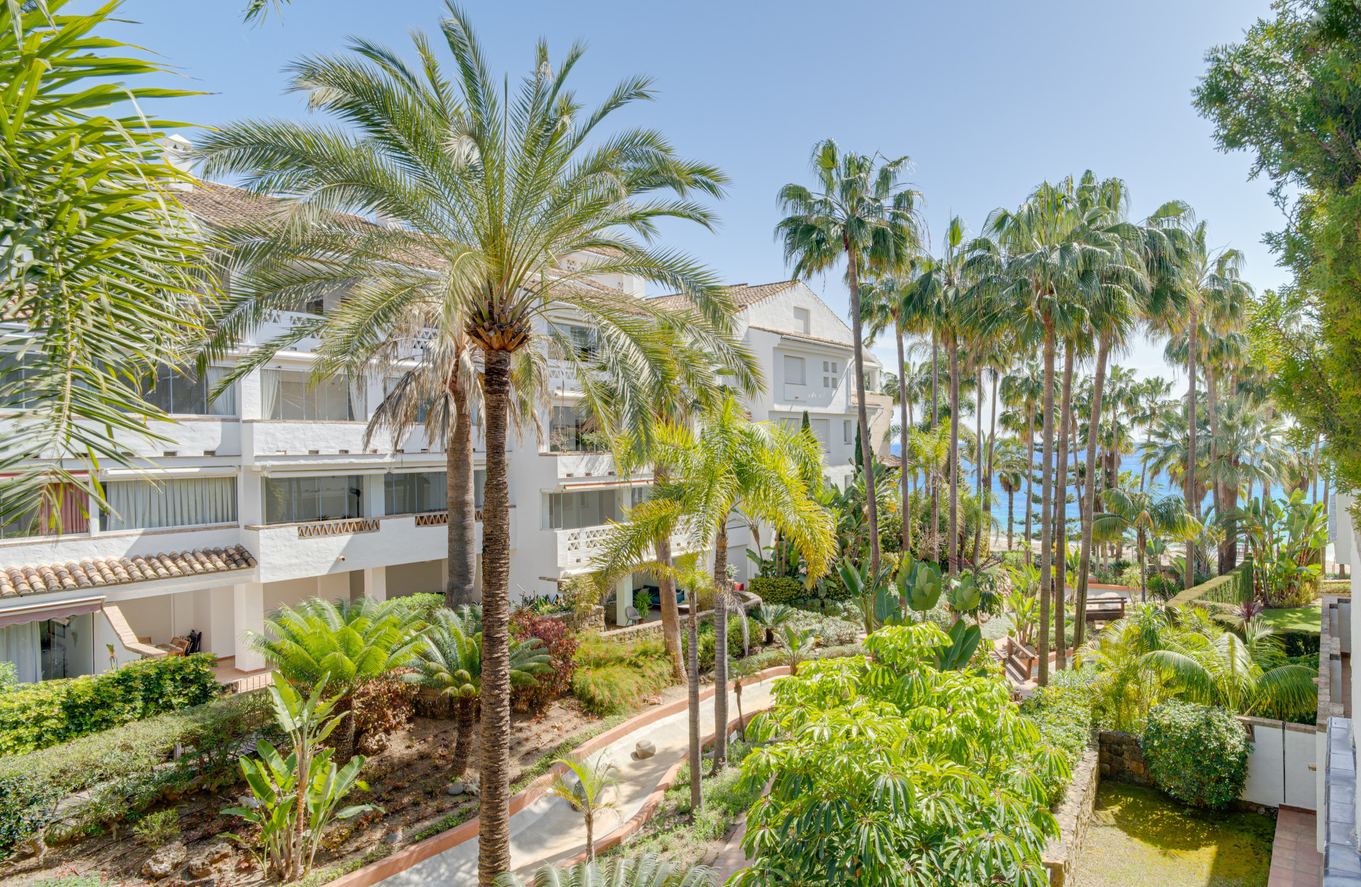 Excellent, south east facing, three-bedroom apartment, located in the highly sought-after frontline beach community of Las Cañas Beach