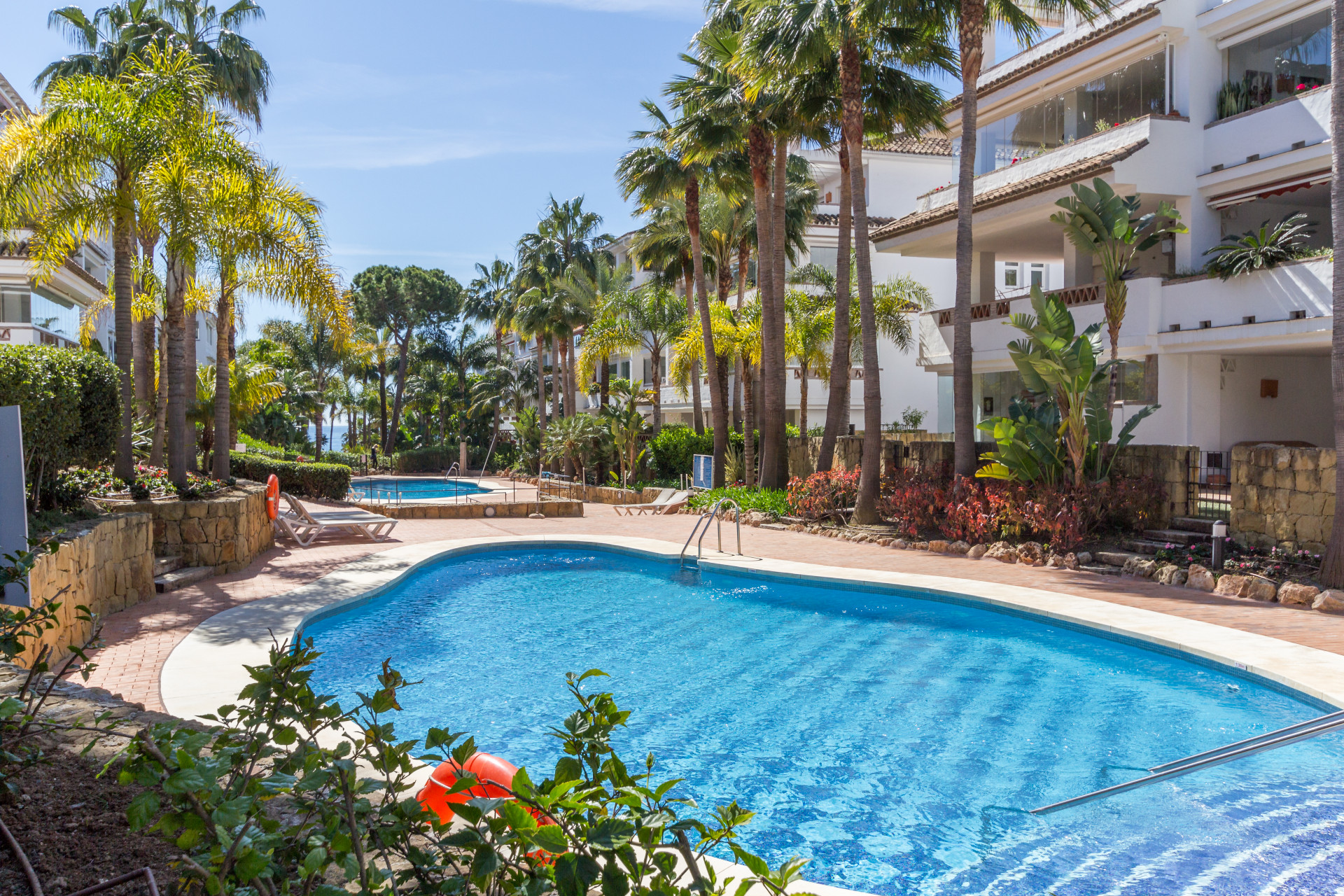 Excellent, south east facing, three-bedroom apartment, located in the highly sought-after frontline beach community of Las Cañas Beach