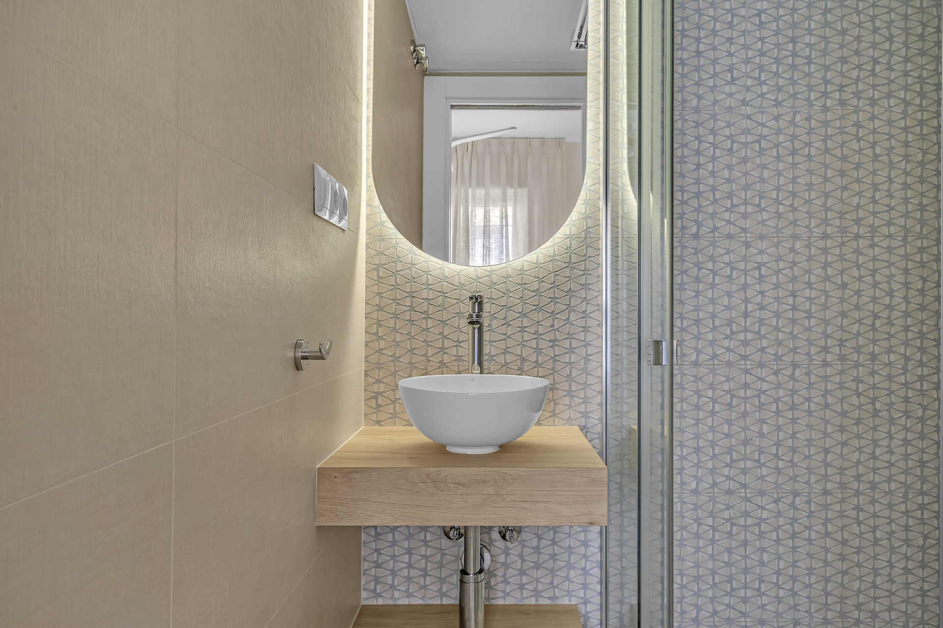 Casa Mediterraneo offers a bright and beautifully renovated modern townhouse