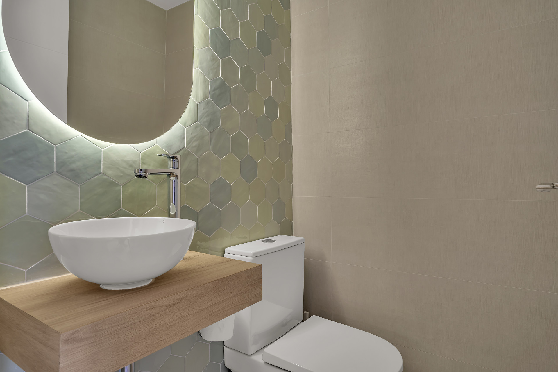 Casa Mediterraneo offers a bright and beautifully renovated modern townhouse