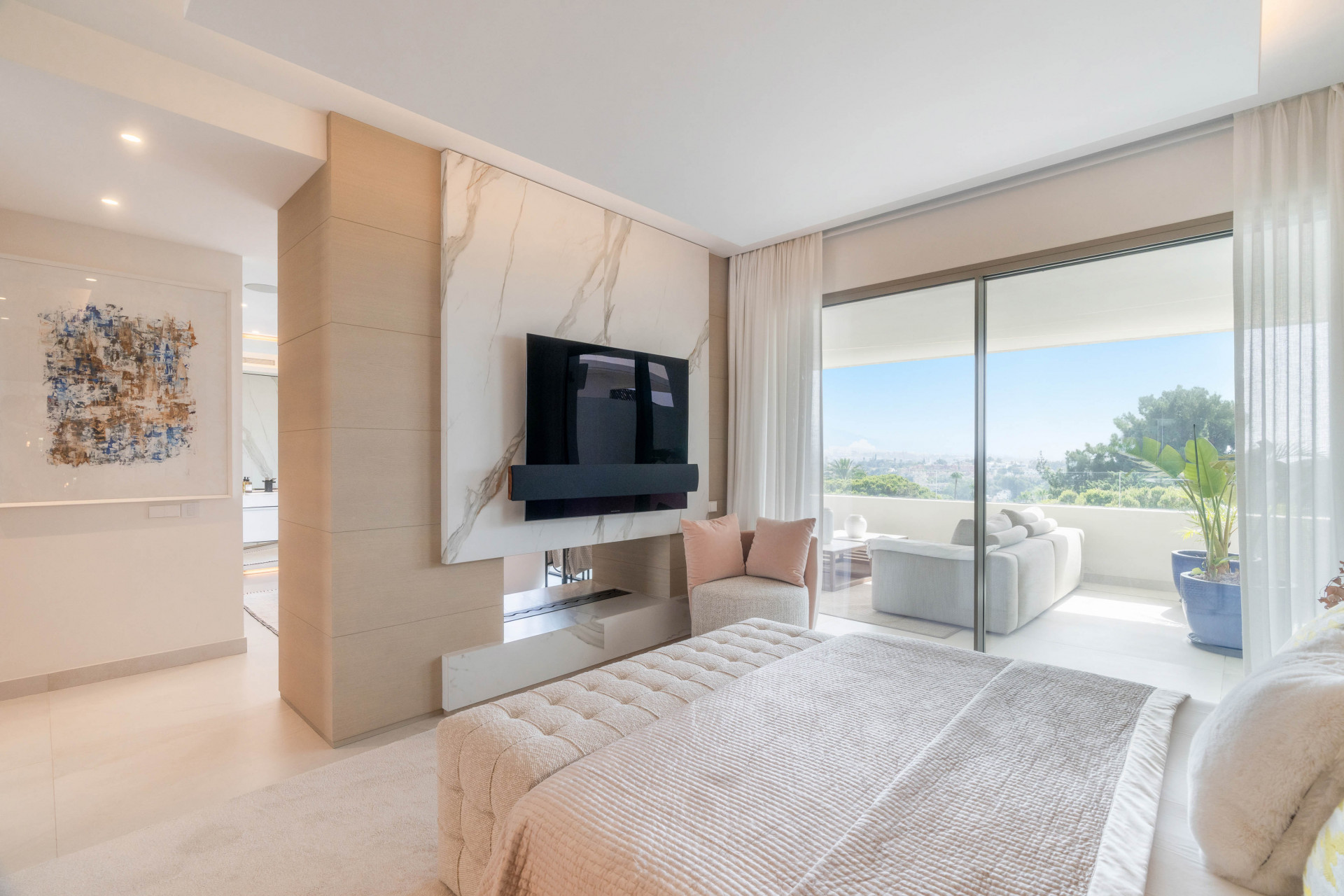 Contemporary three bedroom villa with panoramic views in Nueva Andalucía.