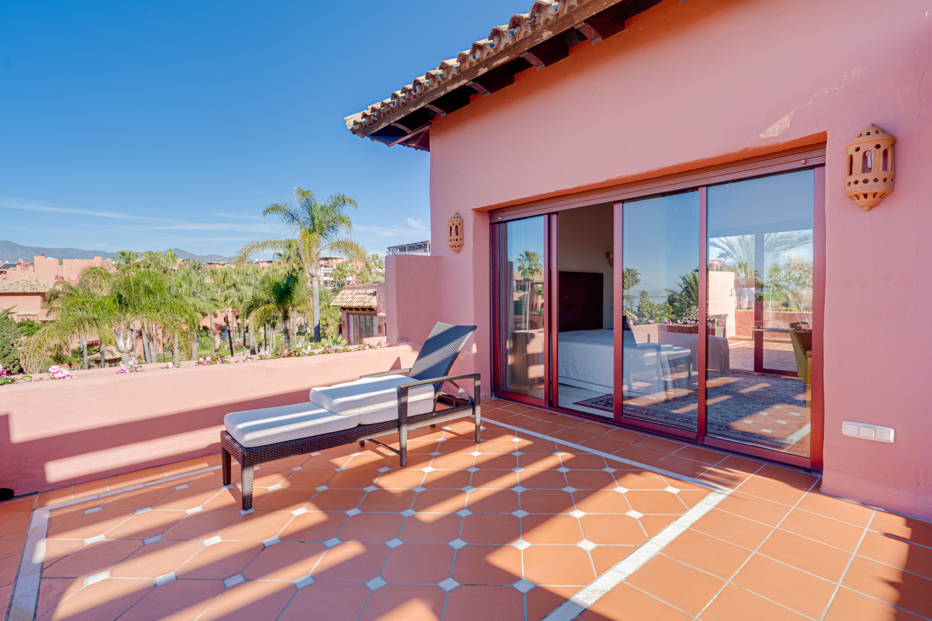 Fantastic south west facing three-bedroom duplex penthouse located in the prestigious gated beachfront community of Menara Beach, Estepona