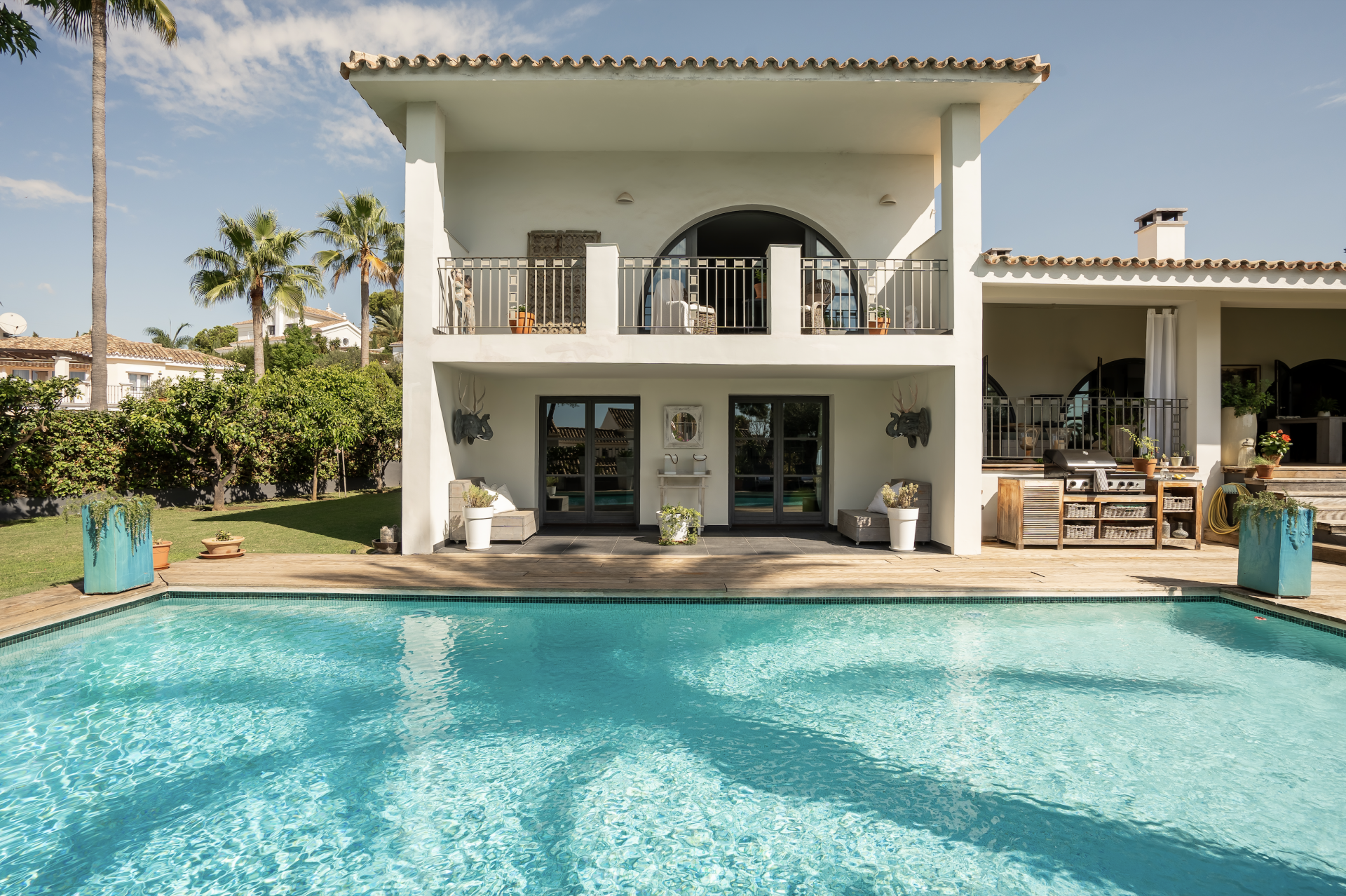 Elegant Five Bedroom South-West Facing Villa with Sea Views in El Paraiso Alto