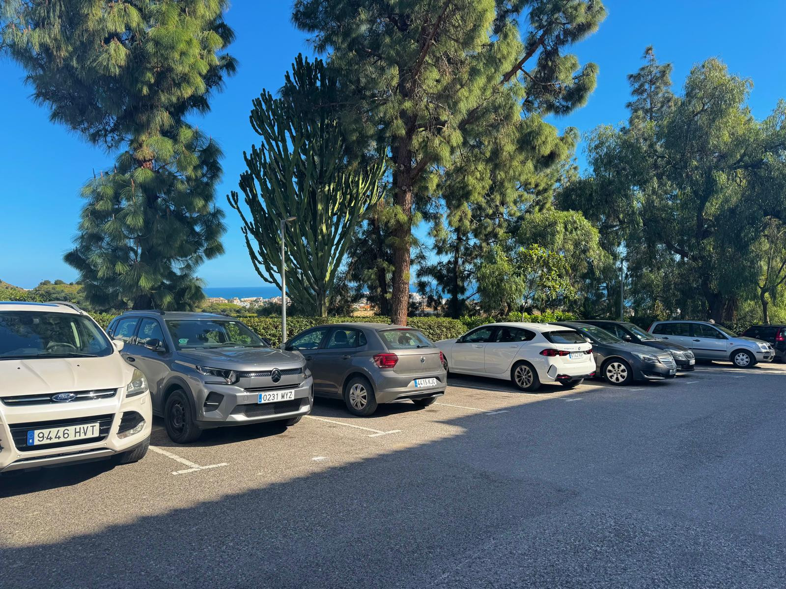 Fantastic two-bedroom, southwest-facing first-floor apartment in Calahonda with beautiful sea views