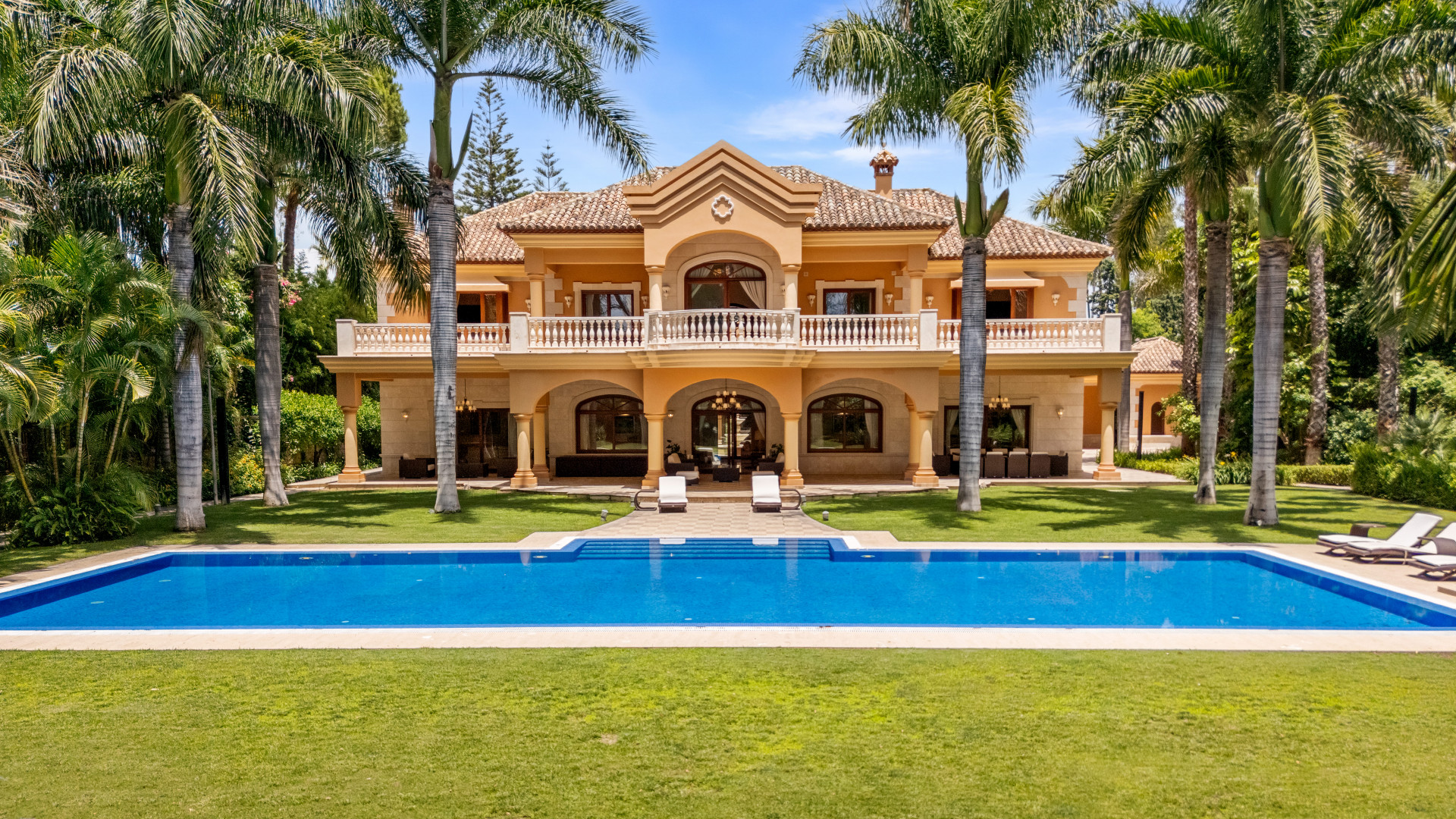 Exclusive Eight-Bedroom Beachside Villa with West-Facing Orientation in Guadalmina Baja.