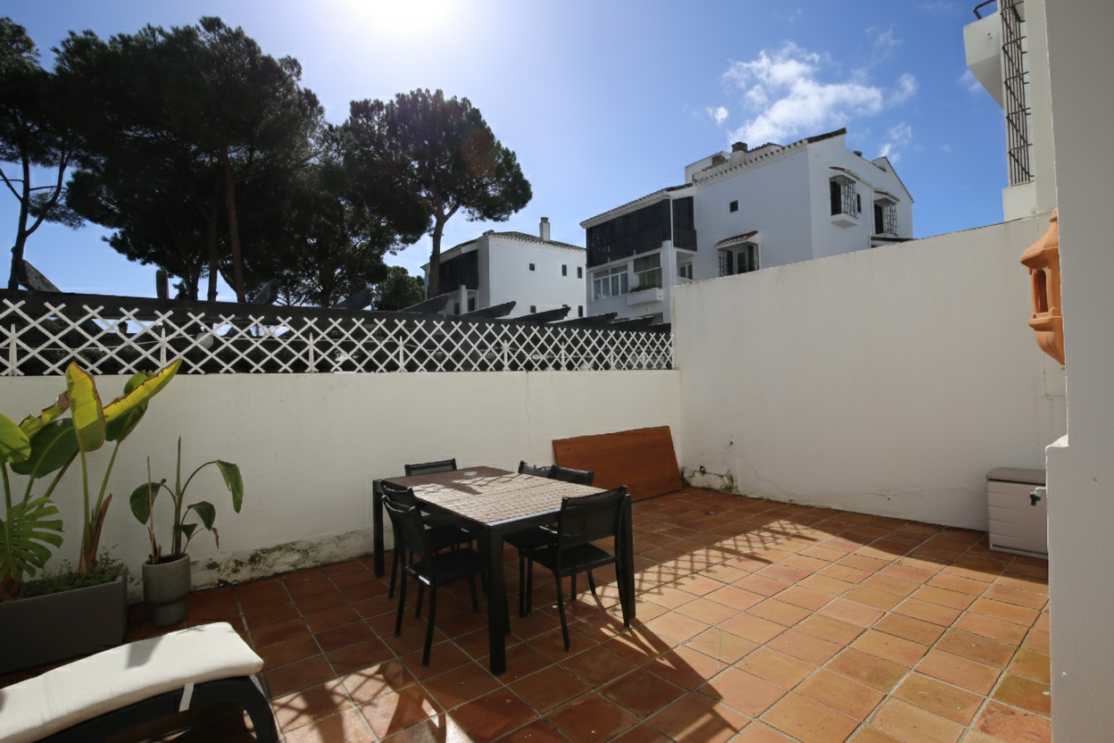 Beautiful south facing, two bedroom apartment located within the beachfront community of Jardines de las Golondrinas, Elviria