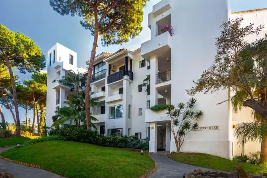 Beautiful south facing, two bedroom apartment located within the beachfront community of Jardines de las Golondrinas, Elviria