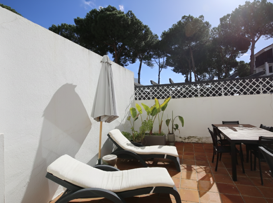 Beautiful south facing, two bedroom apartment located within the beachfront community of Jardines de las Golondrinas, Elviria