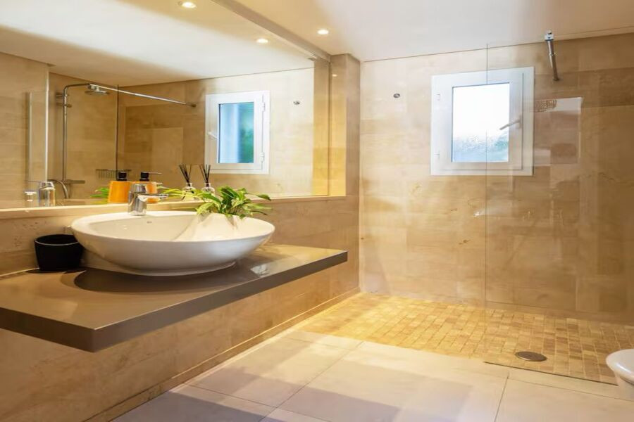 Beautiful south facing, two bedroom apartment located within the beachfront community of Jardines de las Golondrinas, Elviria