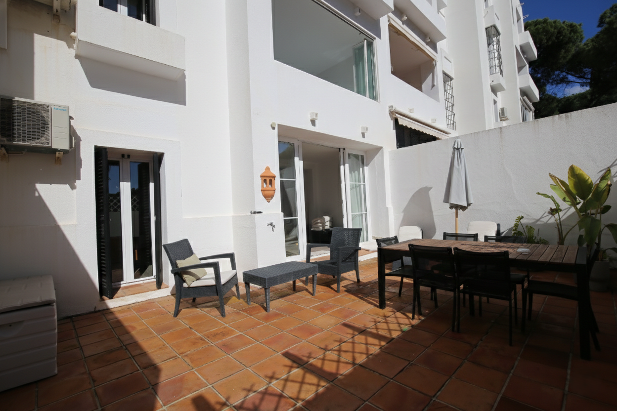 Beautiful south facing, two bedroom apartment located within the beachfront community of Jardines de las Golondrinas, Elviria