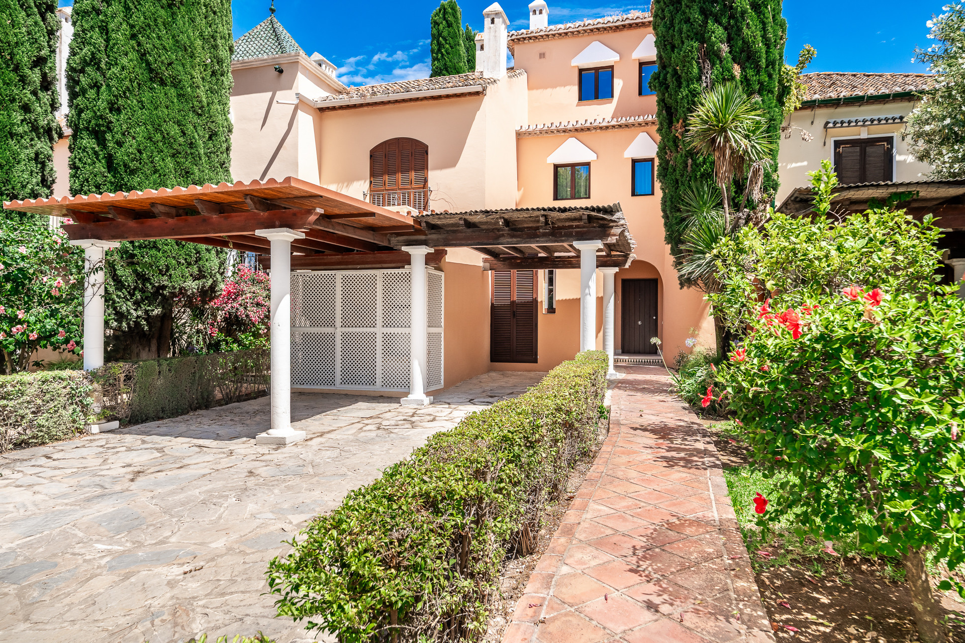 Exquisito adosado de cuatro dormitorios en primera línea de playa en El Velerín, Estepona