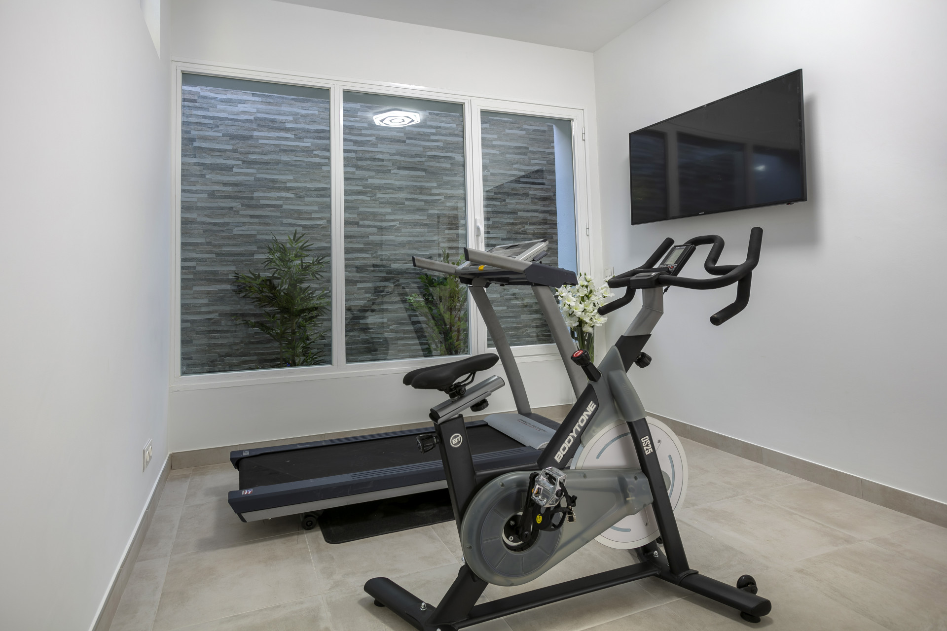 An elegant, modern, 5 bedroom villa now available following a total reform in 2022.