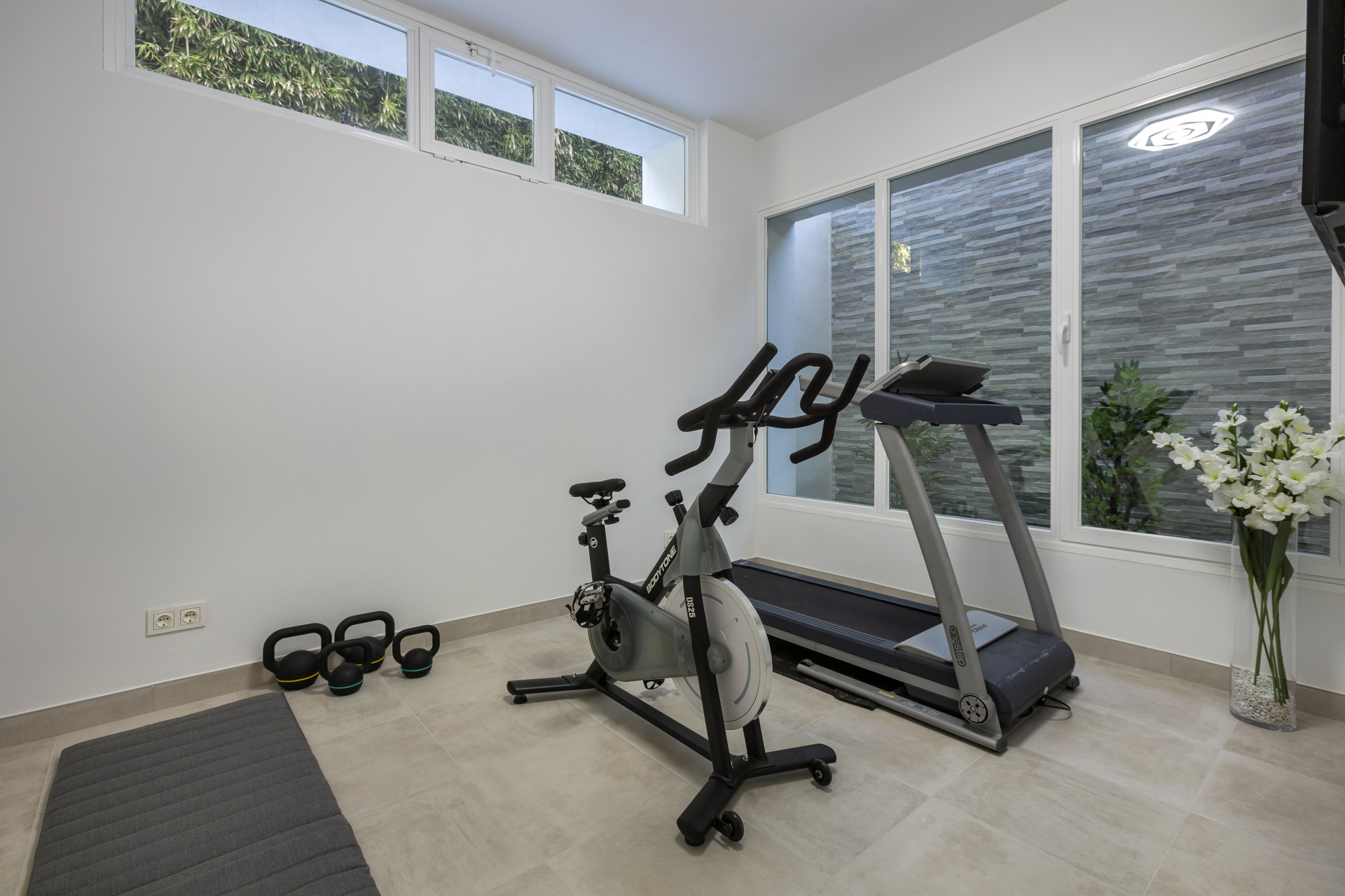 An elegant, modern, 5 bedroom villa now available following a total reform in 2022.