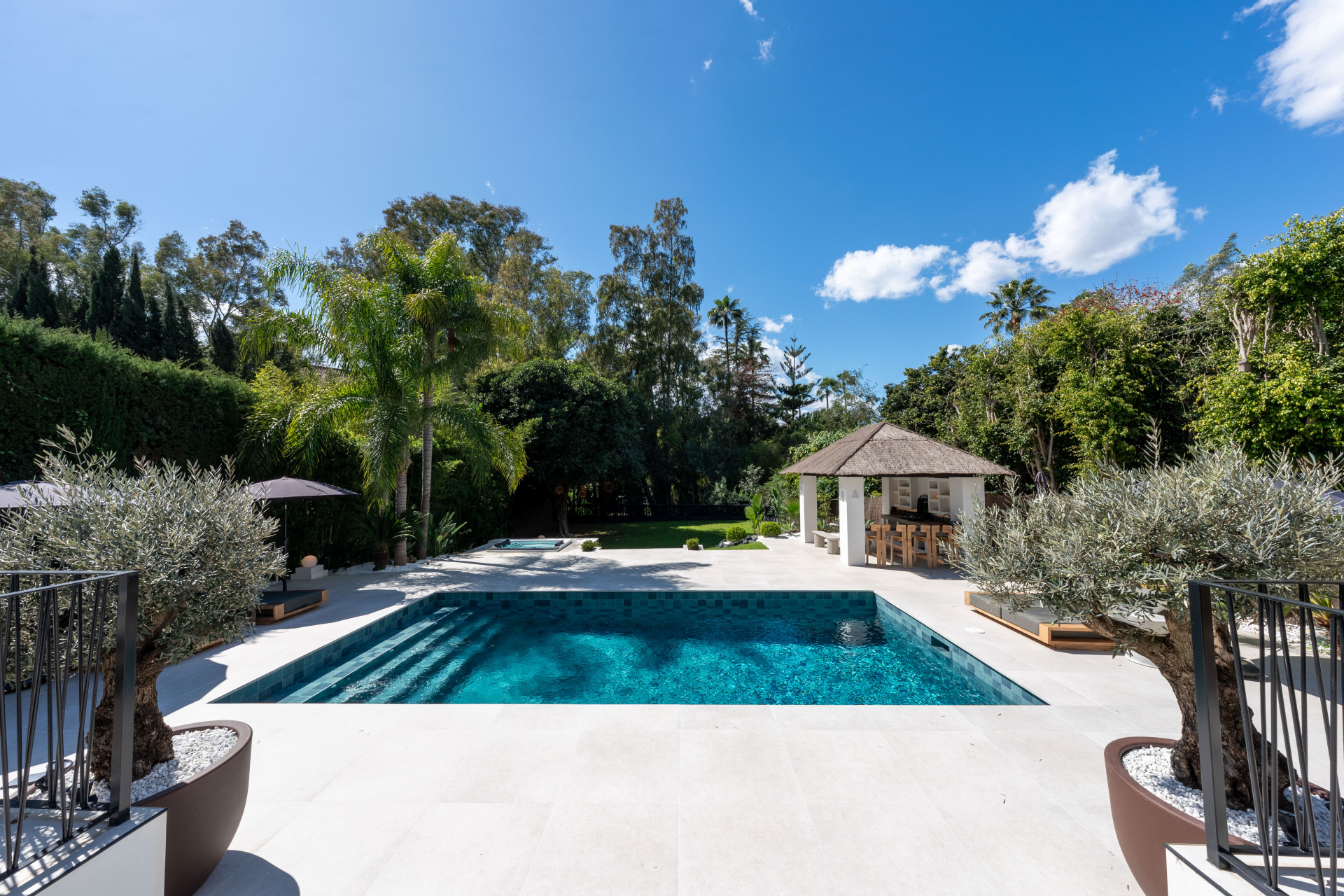 Elegante villa de cinco dormitorios escandinavo-japondi orientada al suroeste en Nueva Andalucía, Marbella.