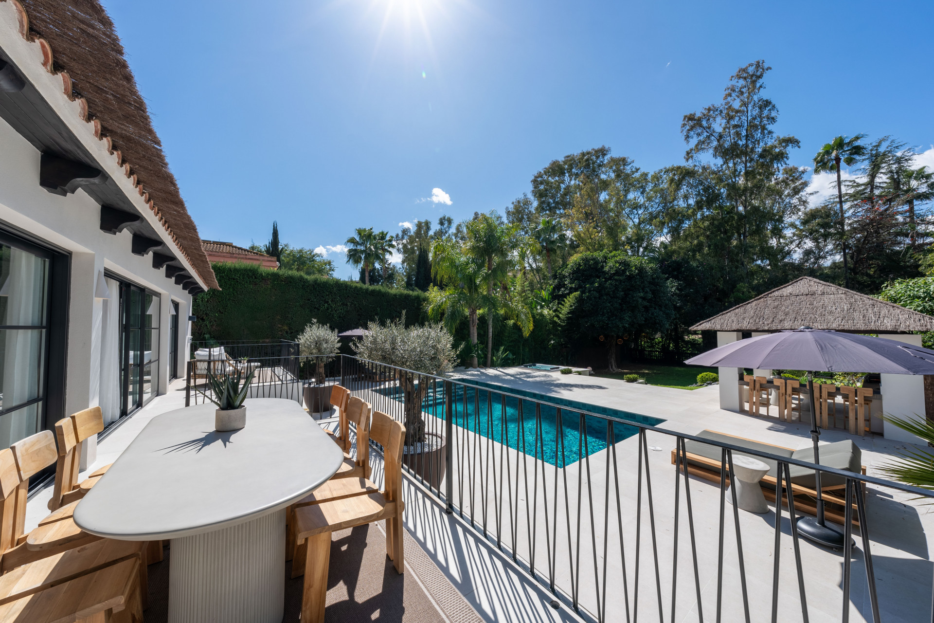 Elegante villa de cinco dormitorios escandinavo-japondi orientada al suroeste en Nueva Andalucía, Marbella.