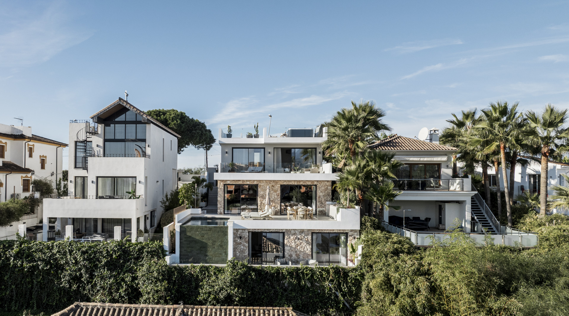 Impresionante villa de lujo de cinco dormitorios con vistas panorámicas en Nueva Andalucía.