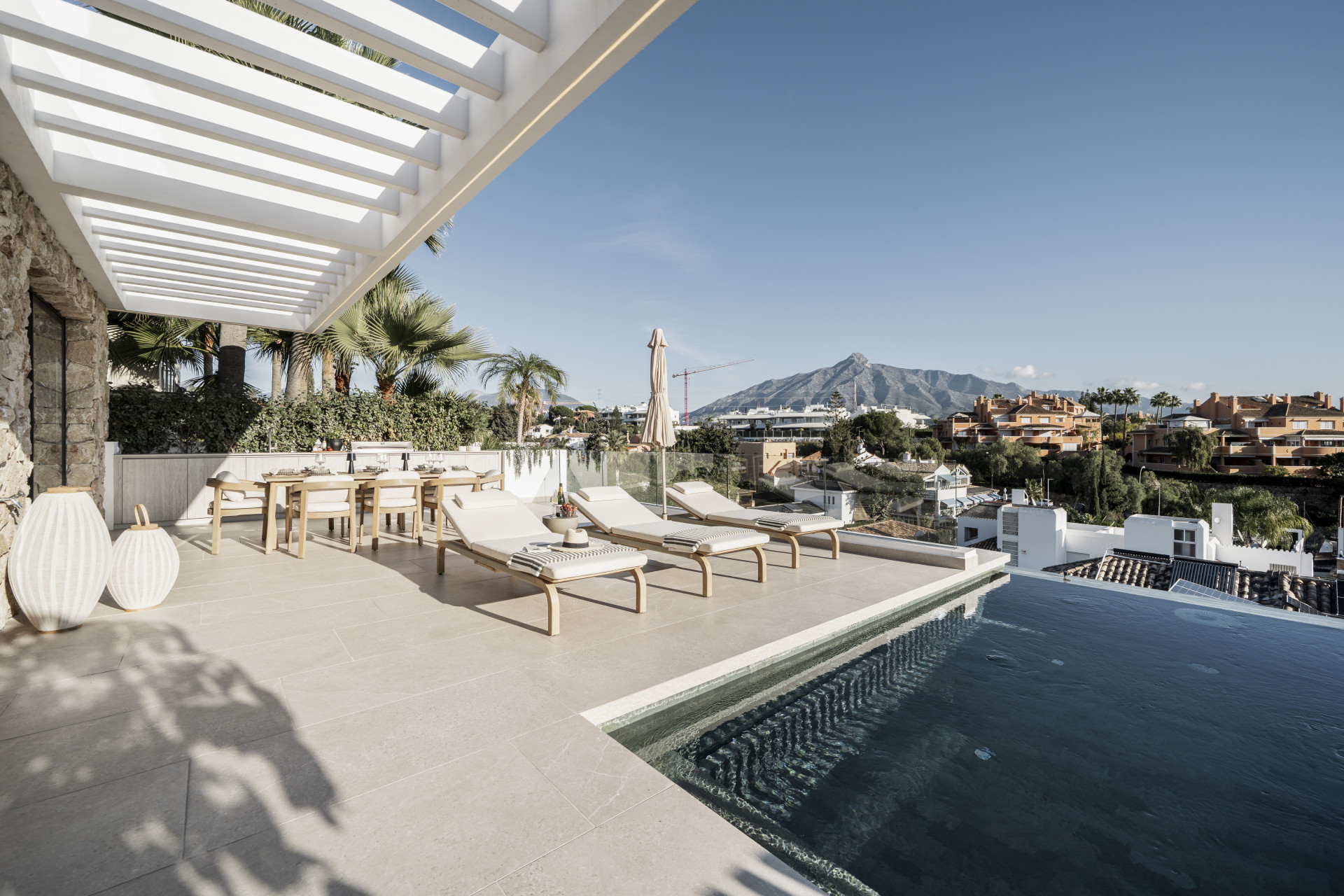 Impresionante villa de lujo de cinco dormitorios con vistas panorámicas en Nueva Andalucía.