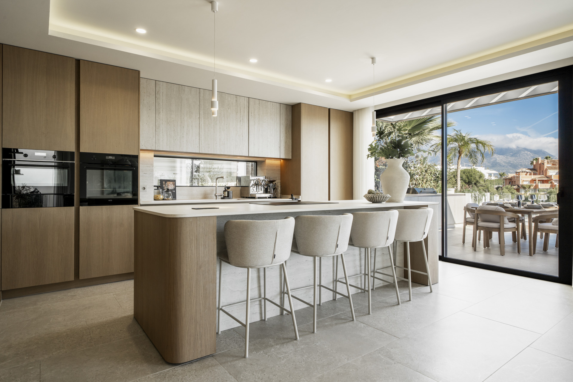 Impresionante villa de lujo de cinco dormitorios con vistas panorámicas en Nueva Andalucía.